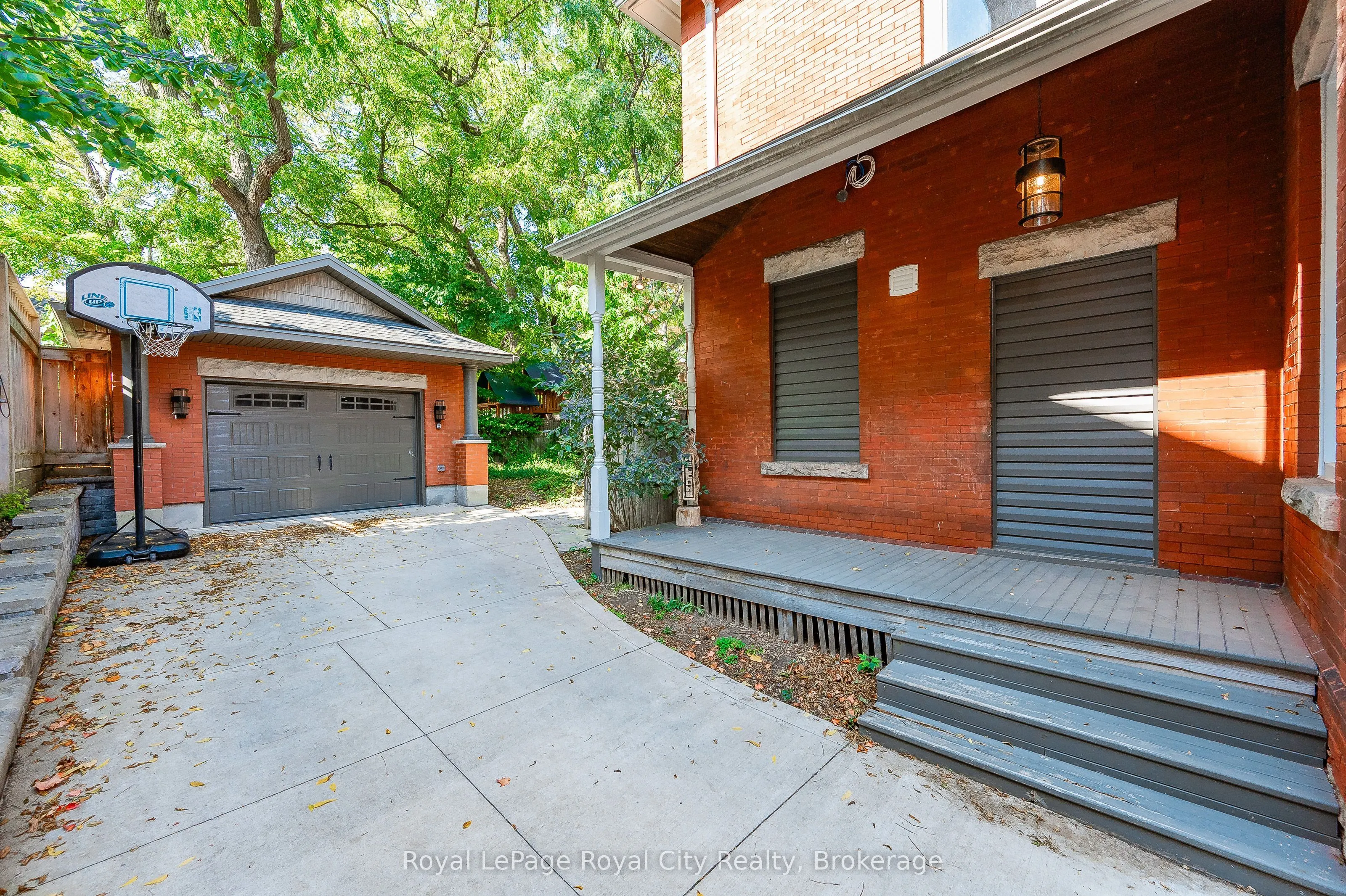 138 DUBLIN Street N