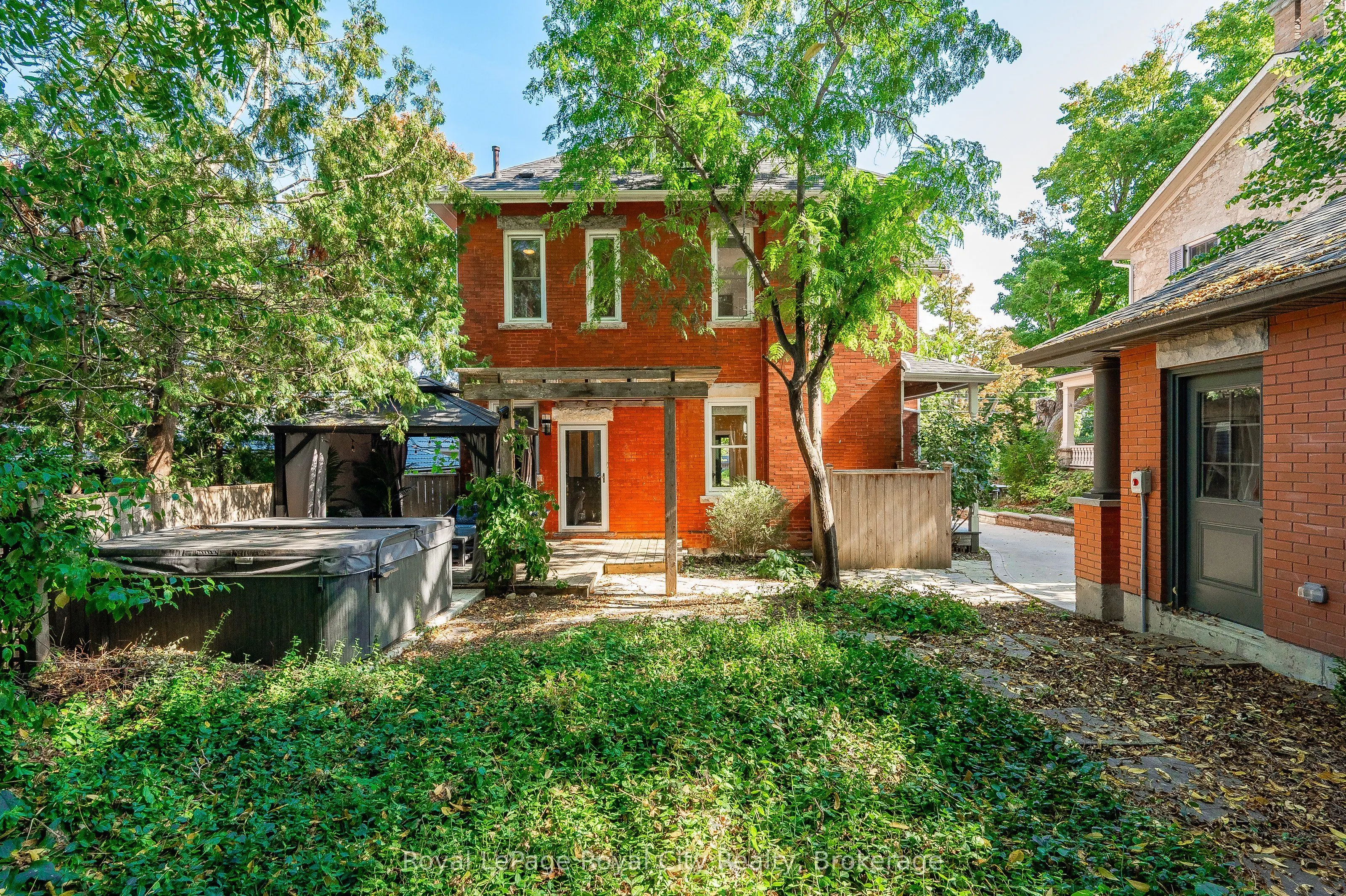 138 DUBLIN Street N