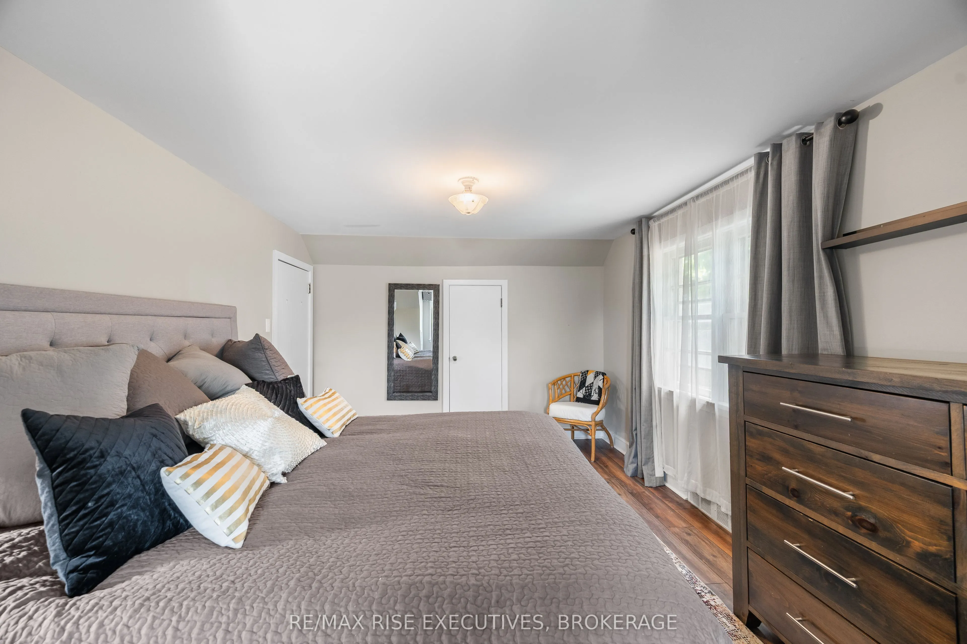 320 Dundas Street W