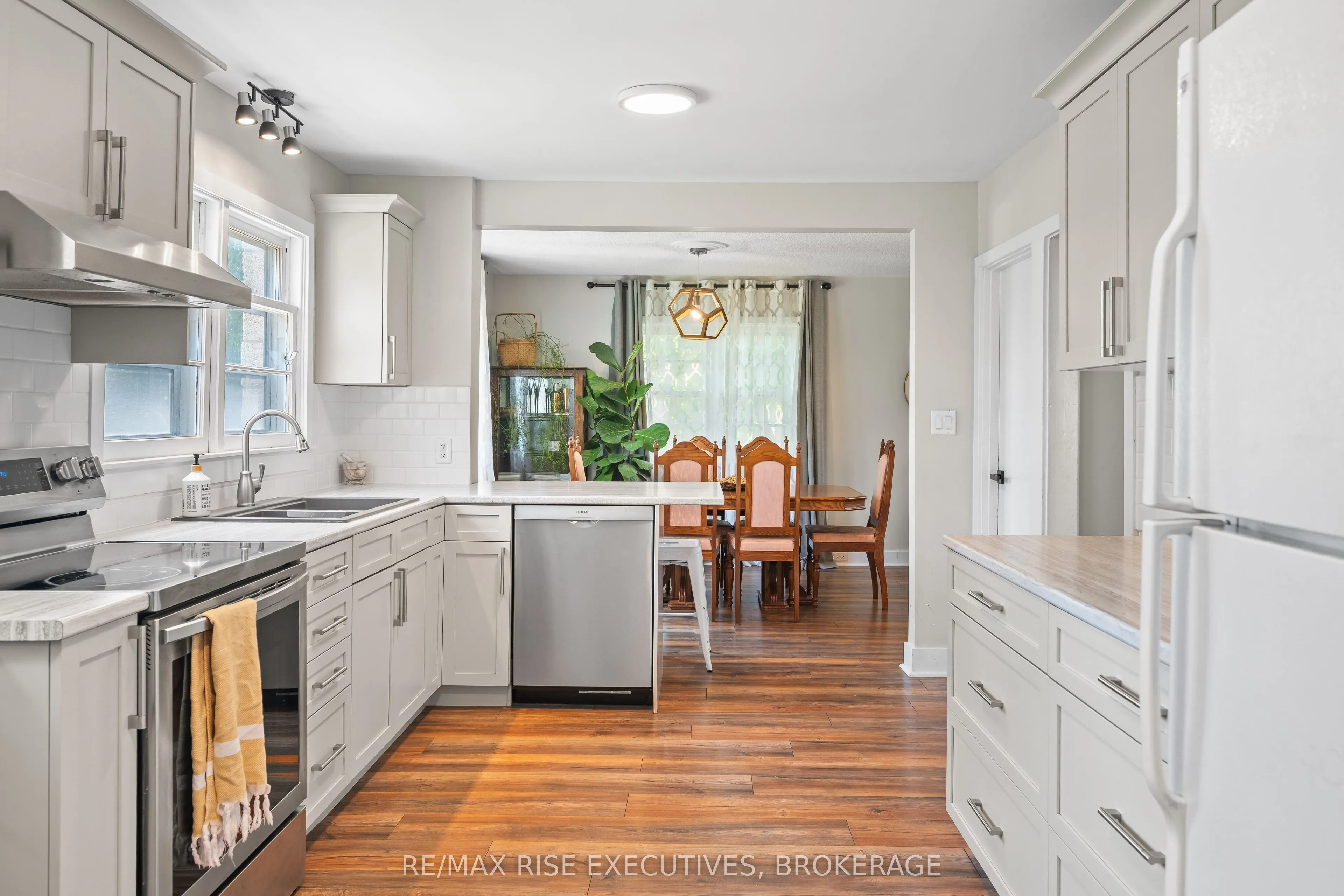 320 Dundas Street W