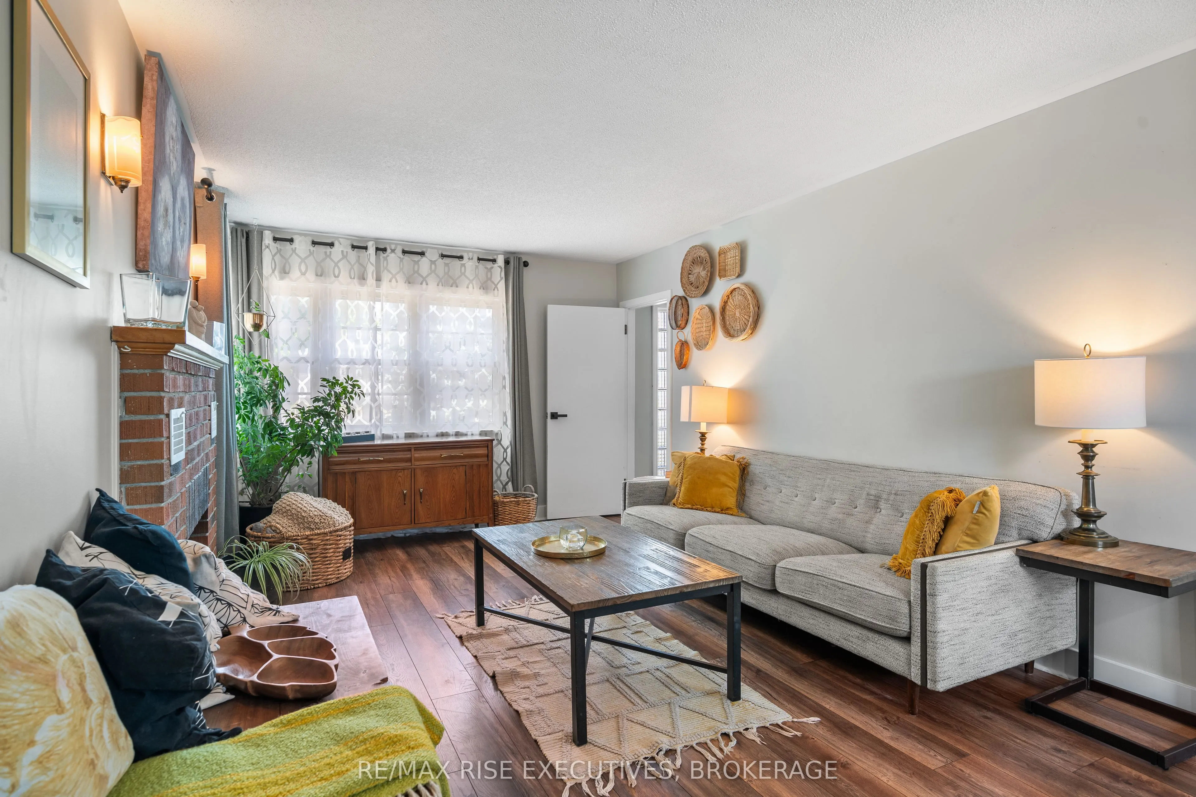 320 Dundas Street W