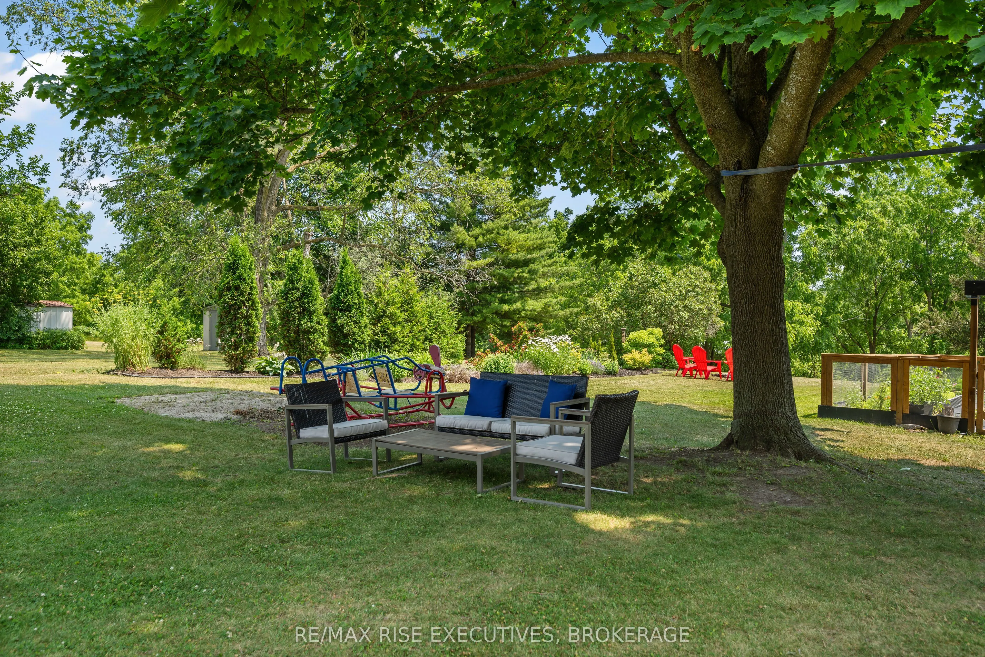 320 Dundas Street W