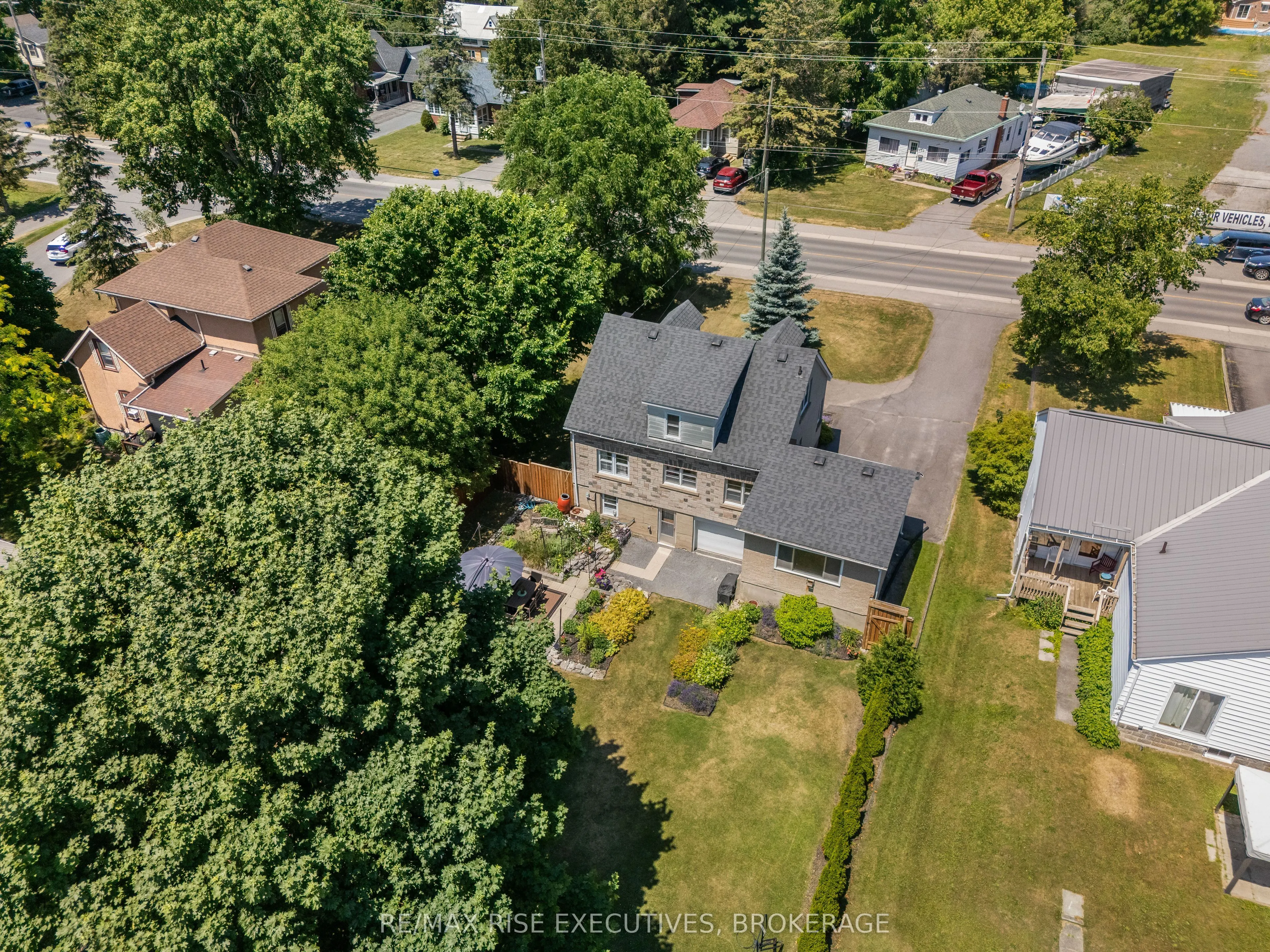 320 Dundas Street W