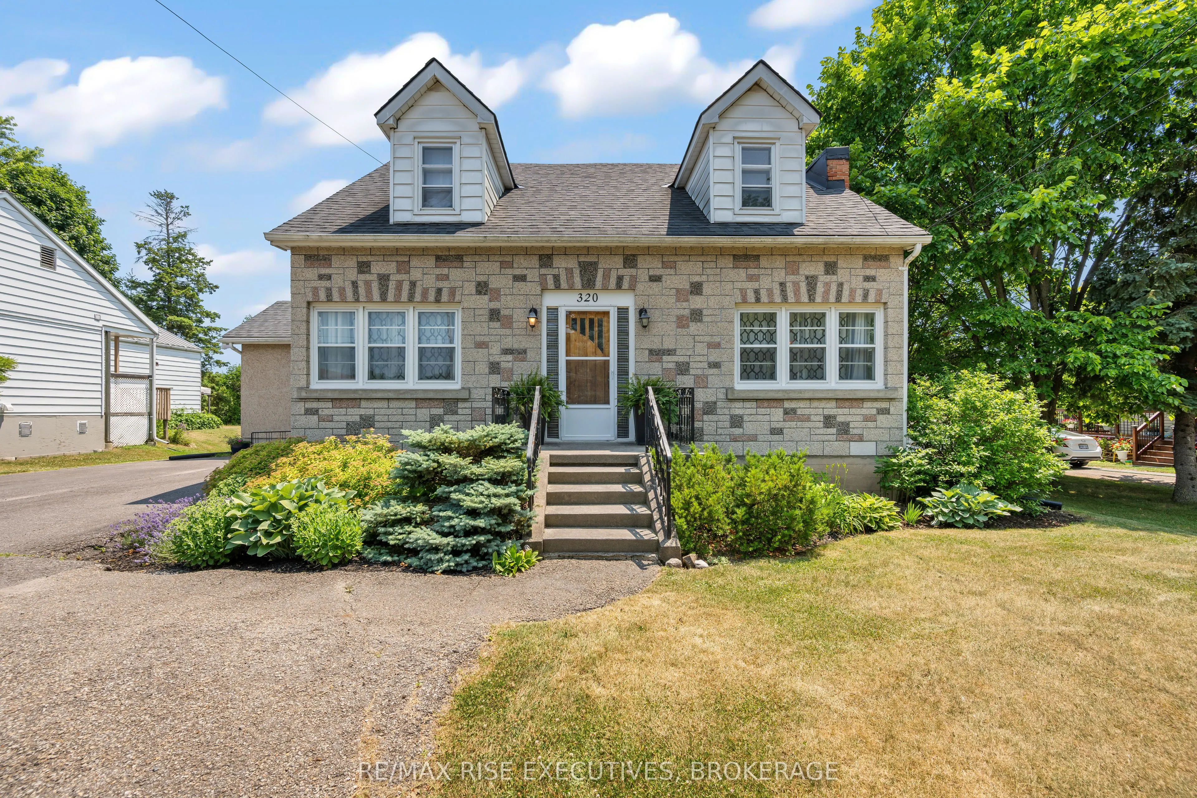 320 Dundas Street W