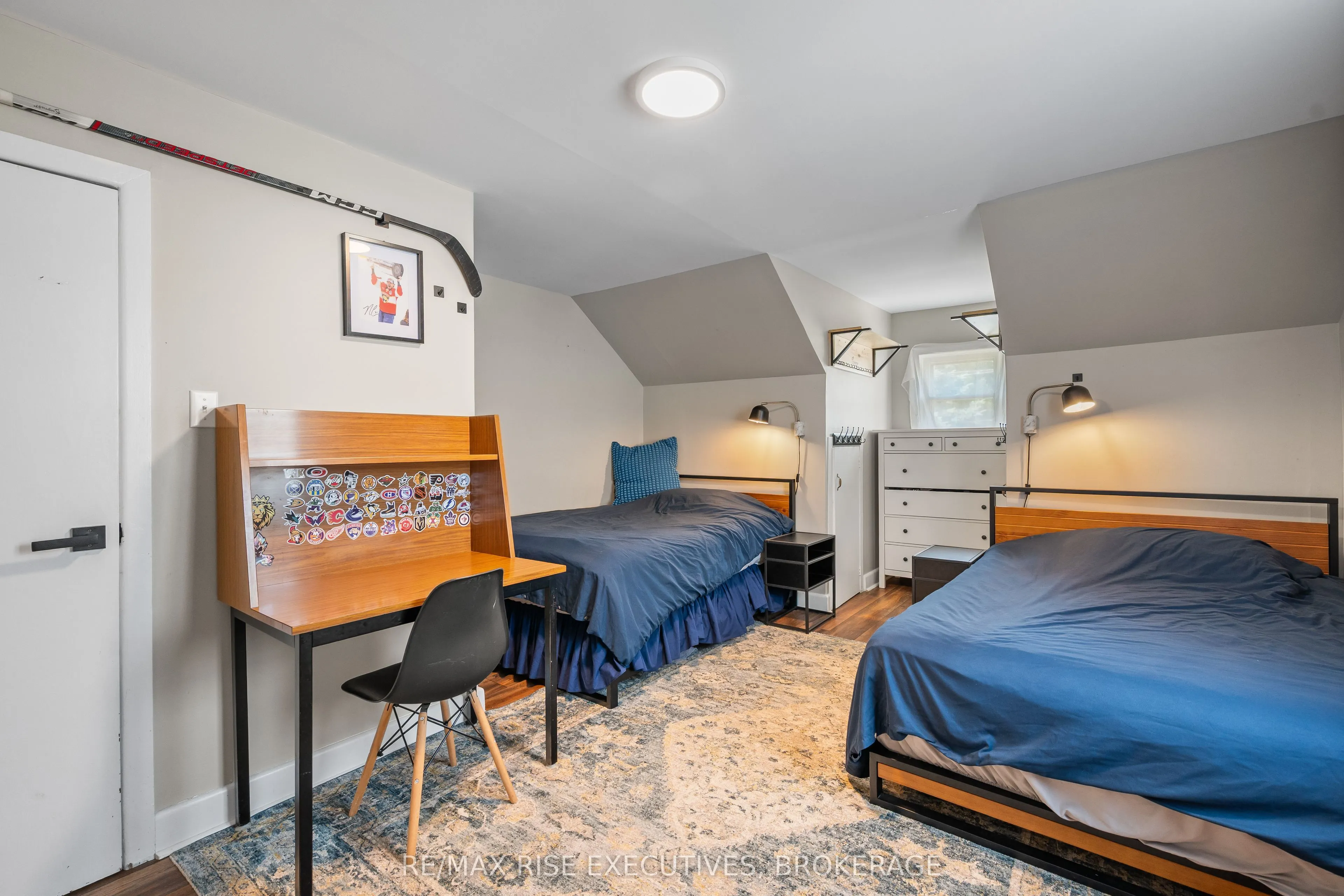 320 Dundas Street W