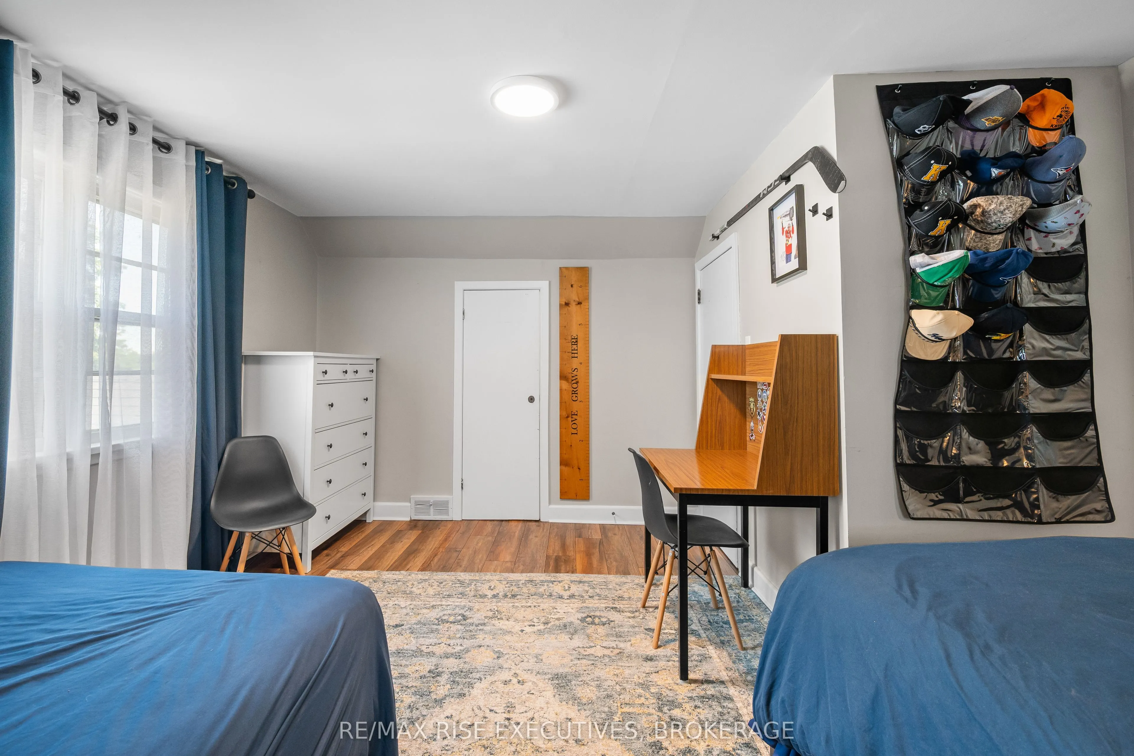 320 Dundas Street W
