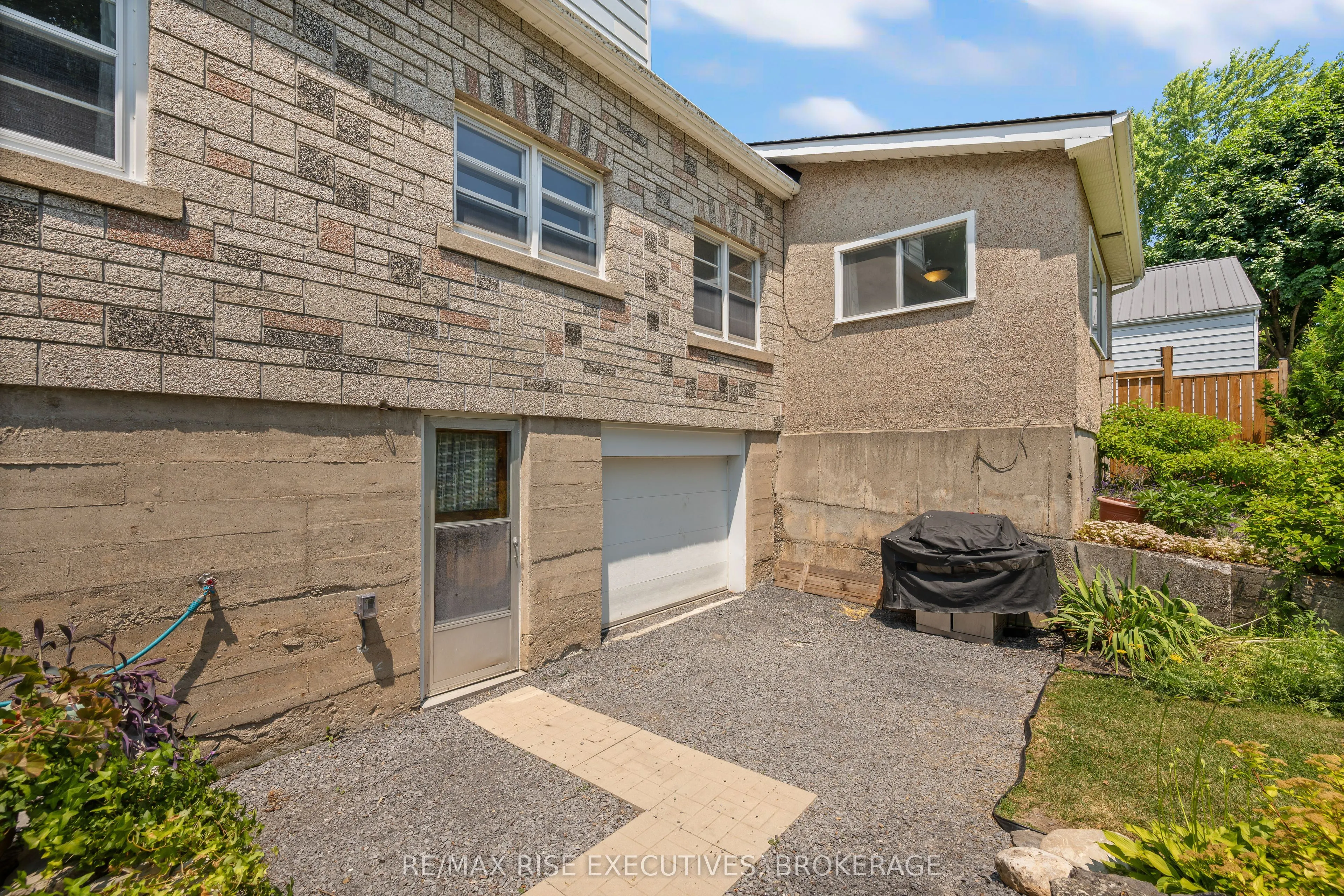 320 Dundas Street W