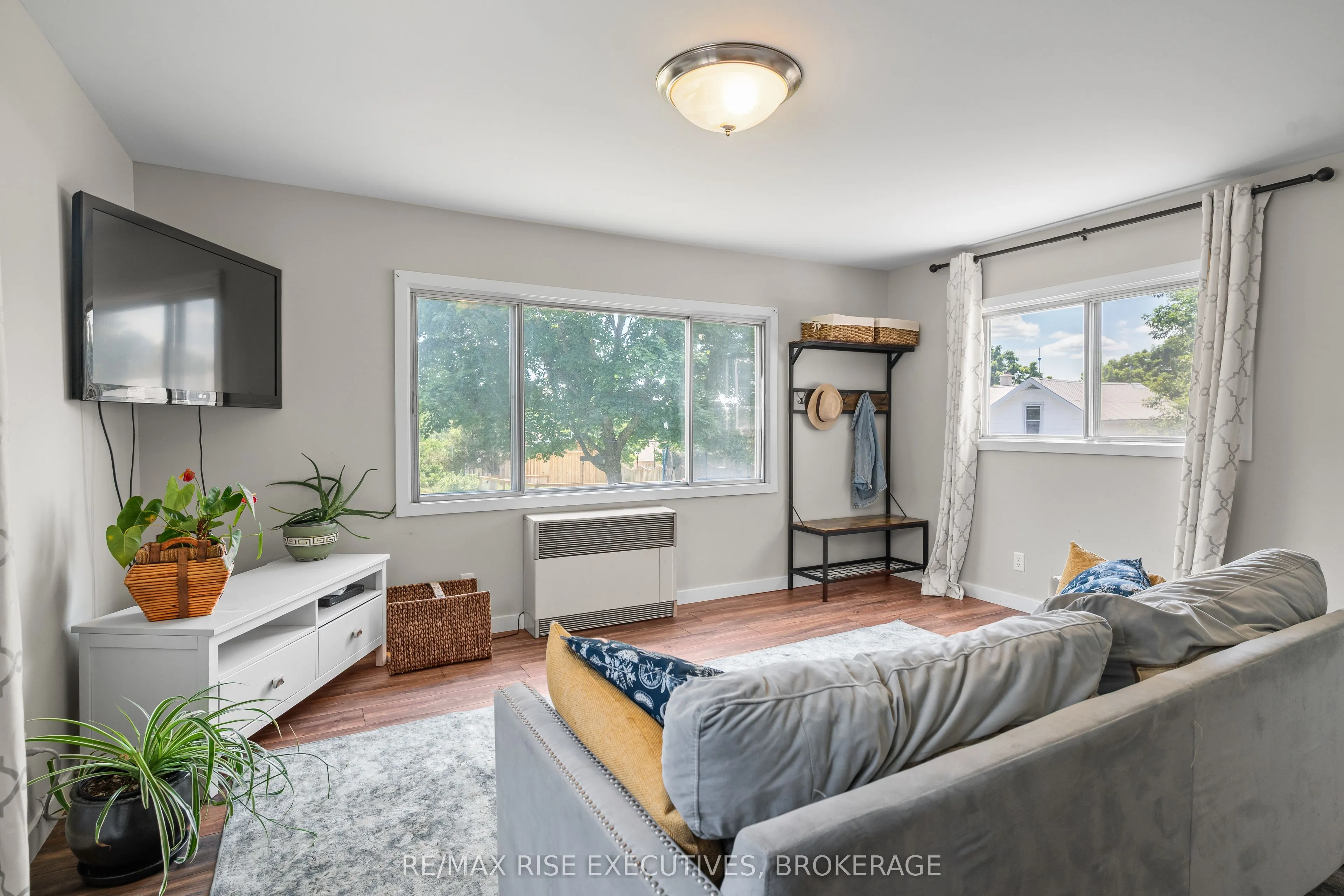 320 Dundas Street W