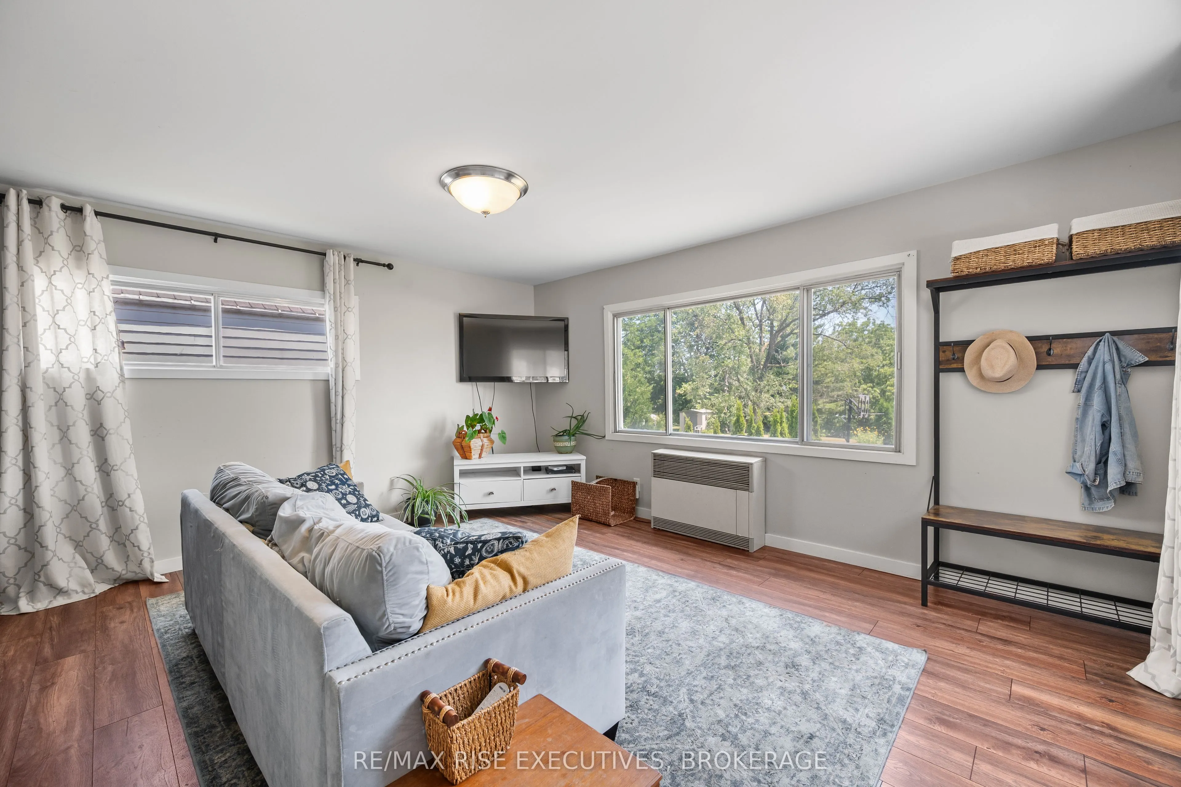 320 Dundas Street W