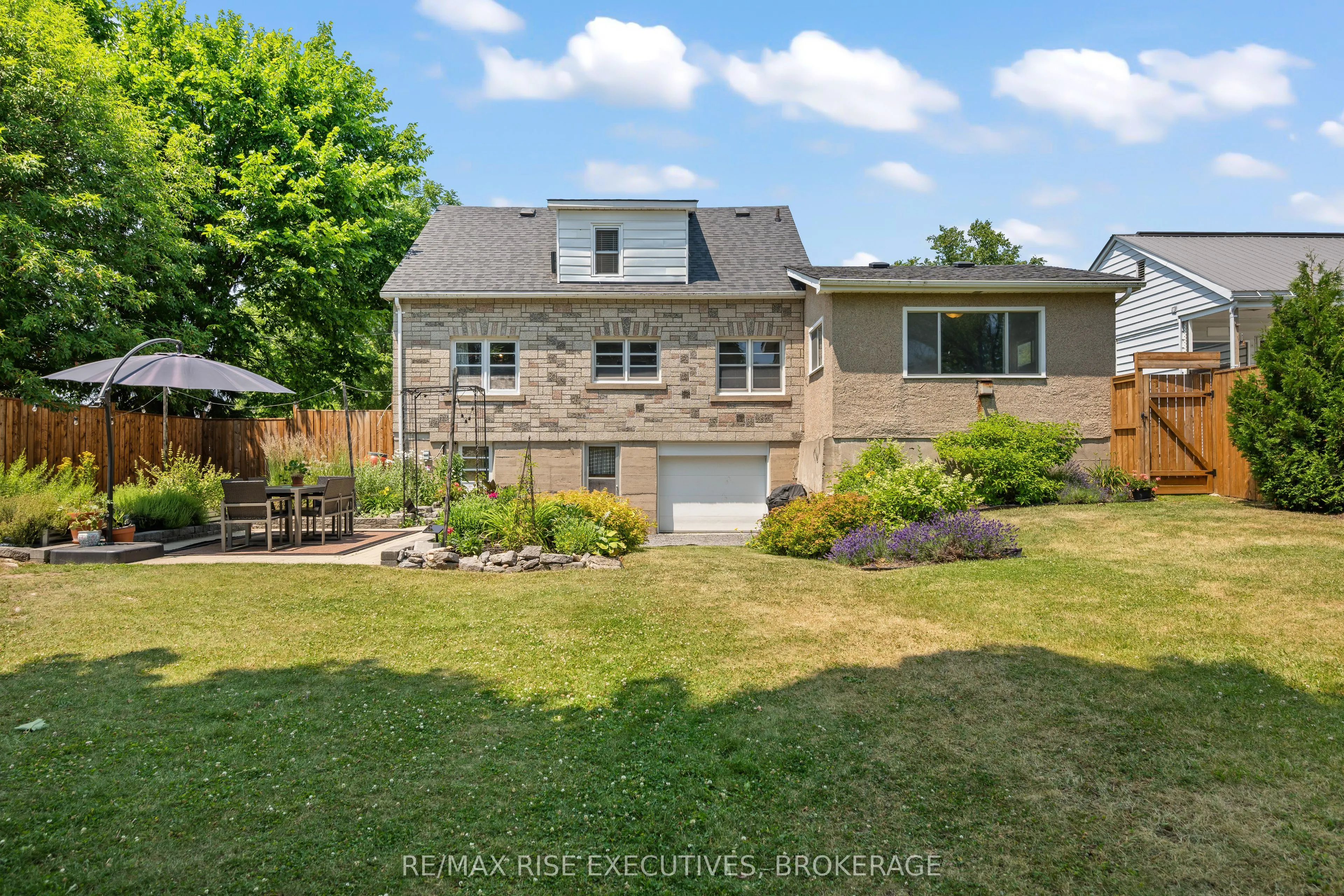 320 Dundas Street W
