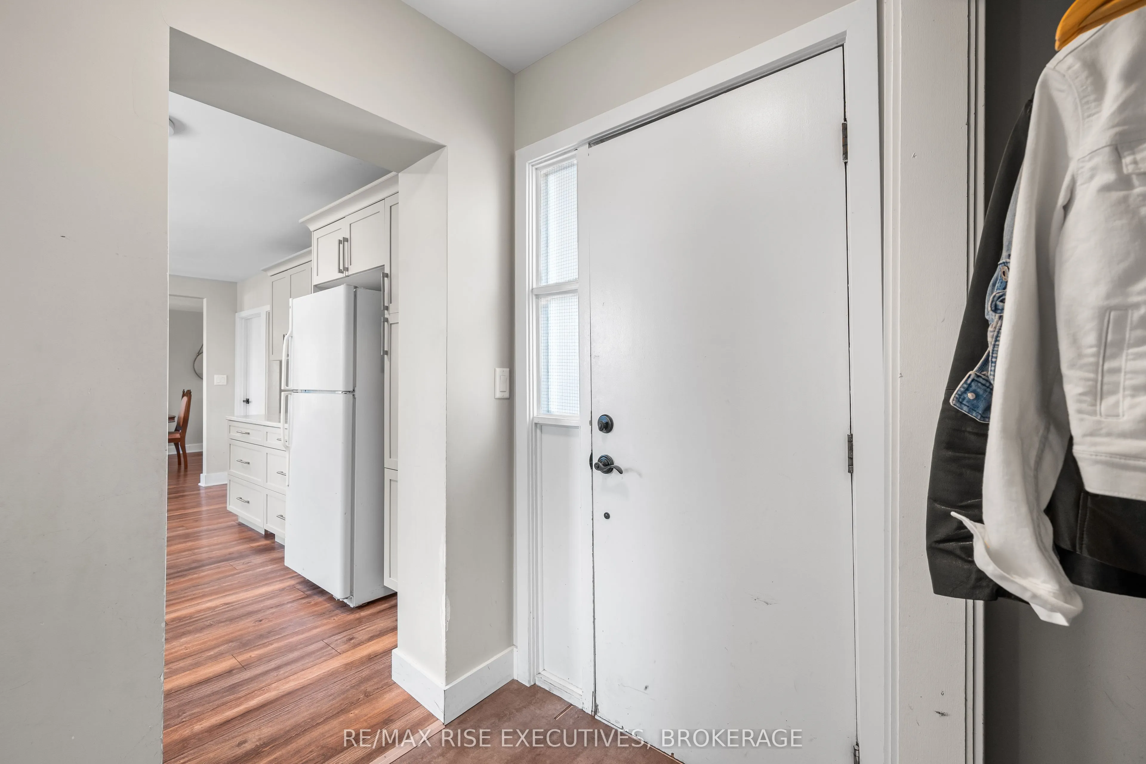 320 Dundas Street W