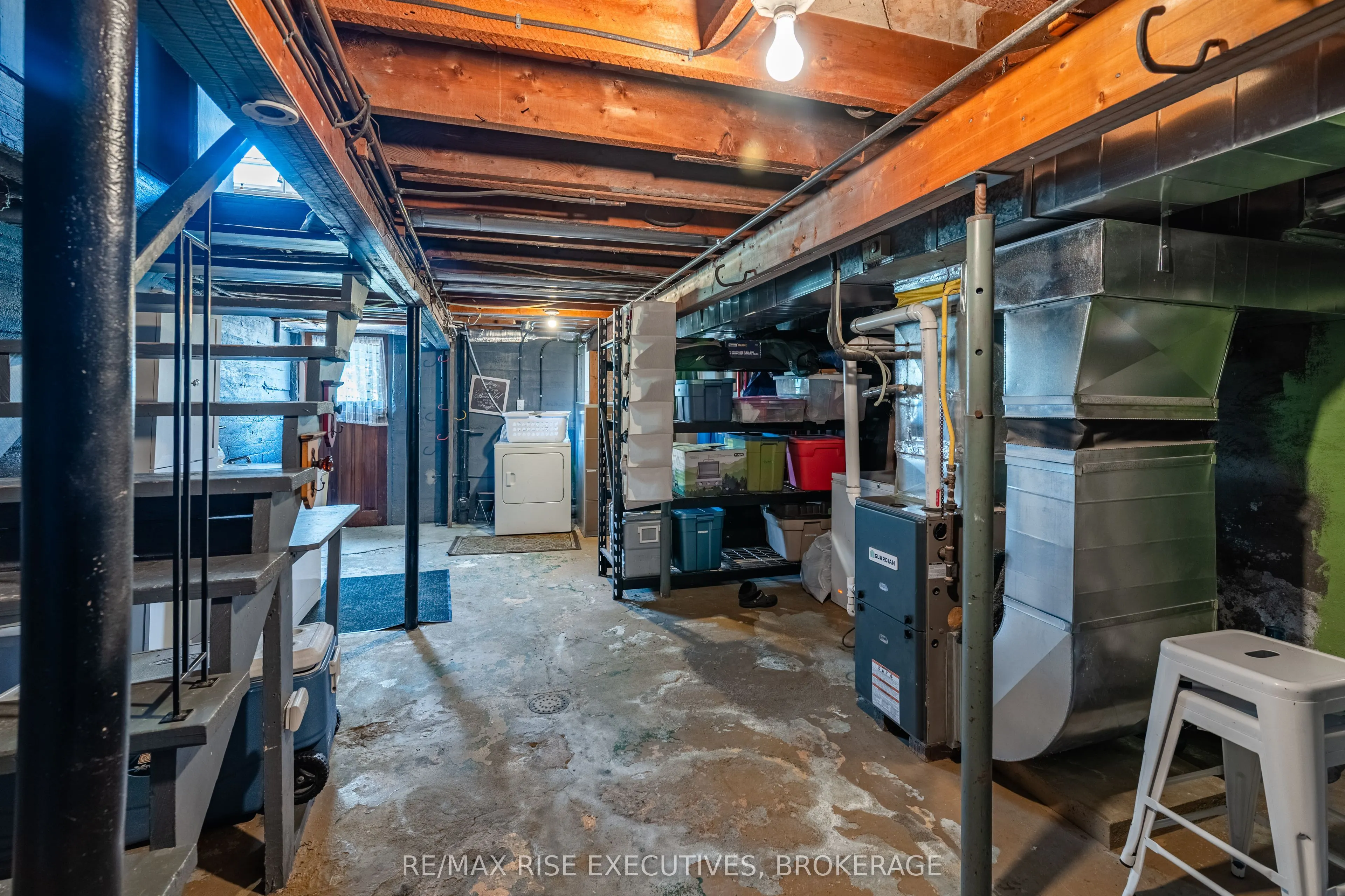 320 Dundas Street W