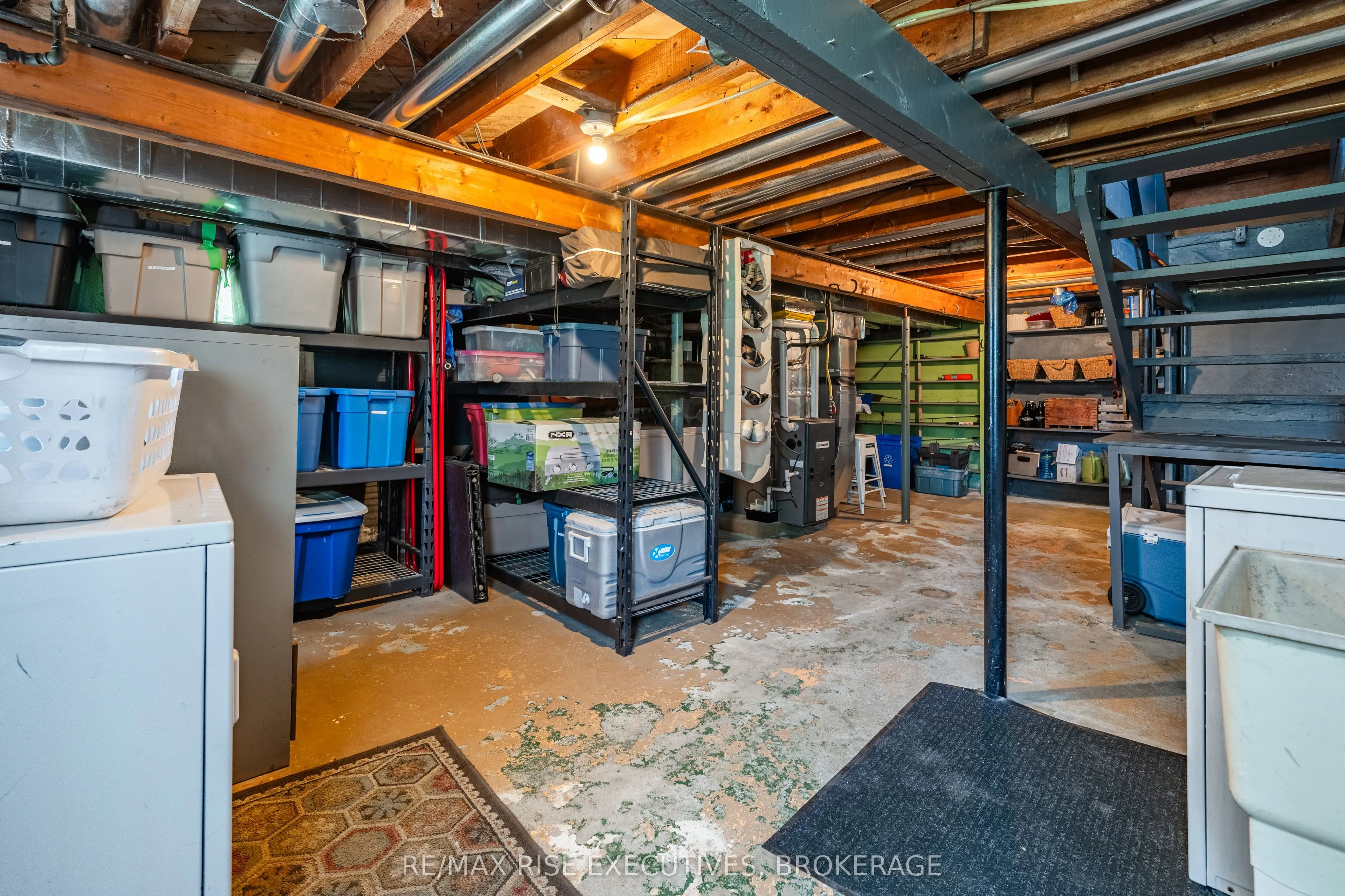 320 Dundas Street W