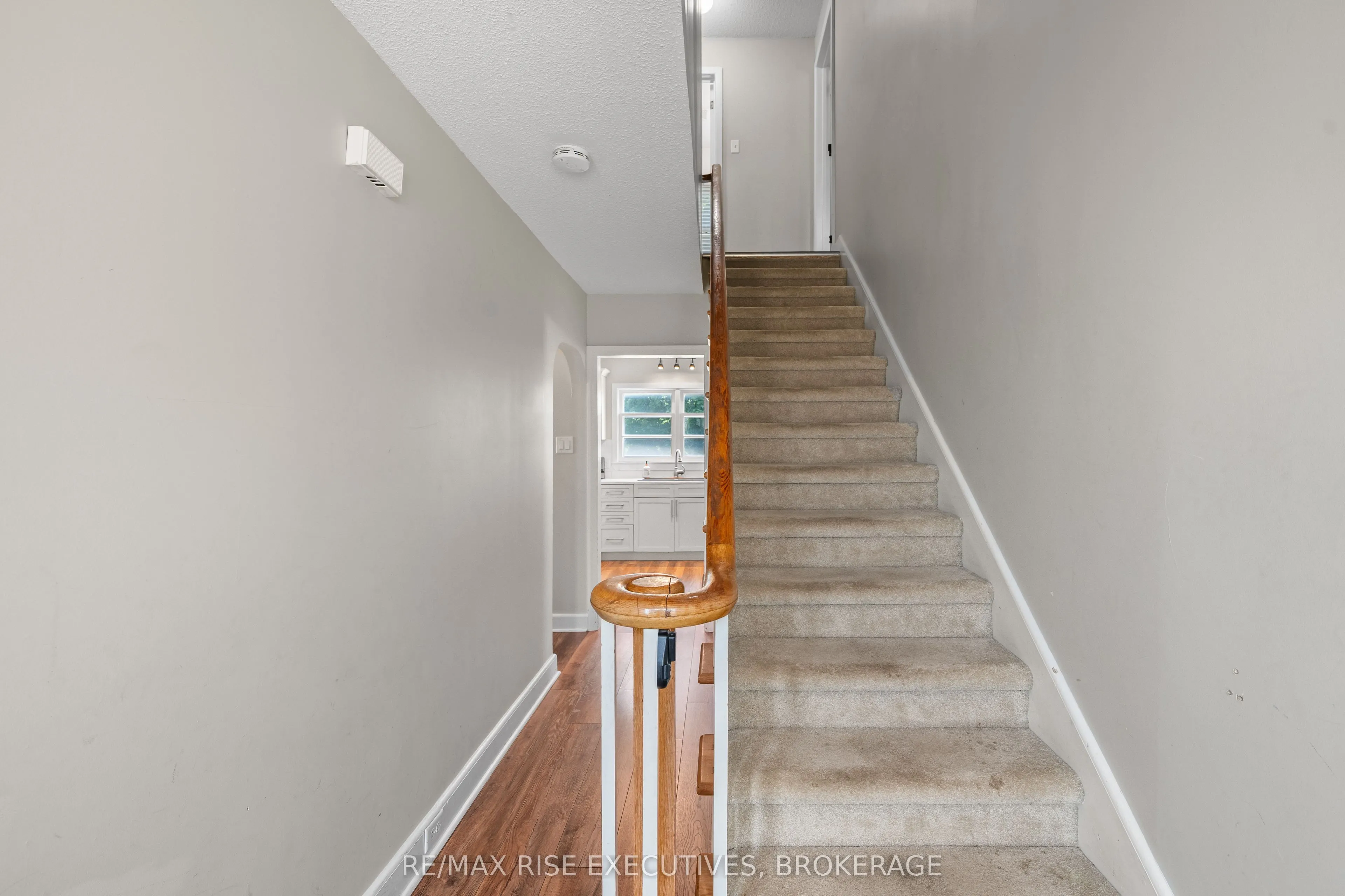 320 Dundas Street W