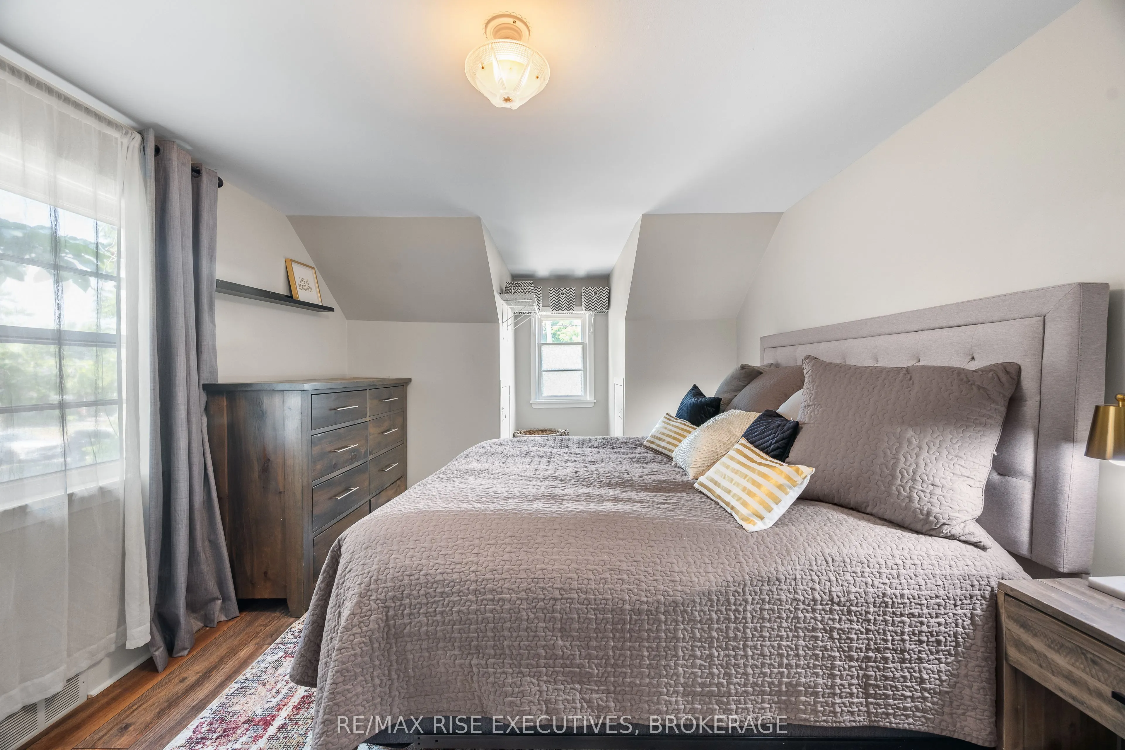 320 Dundas Street W