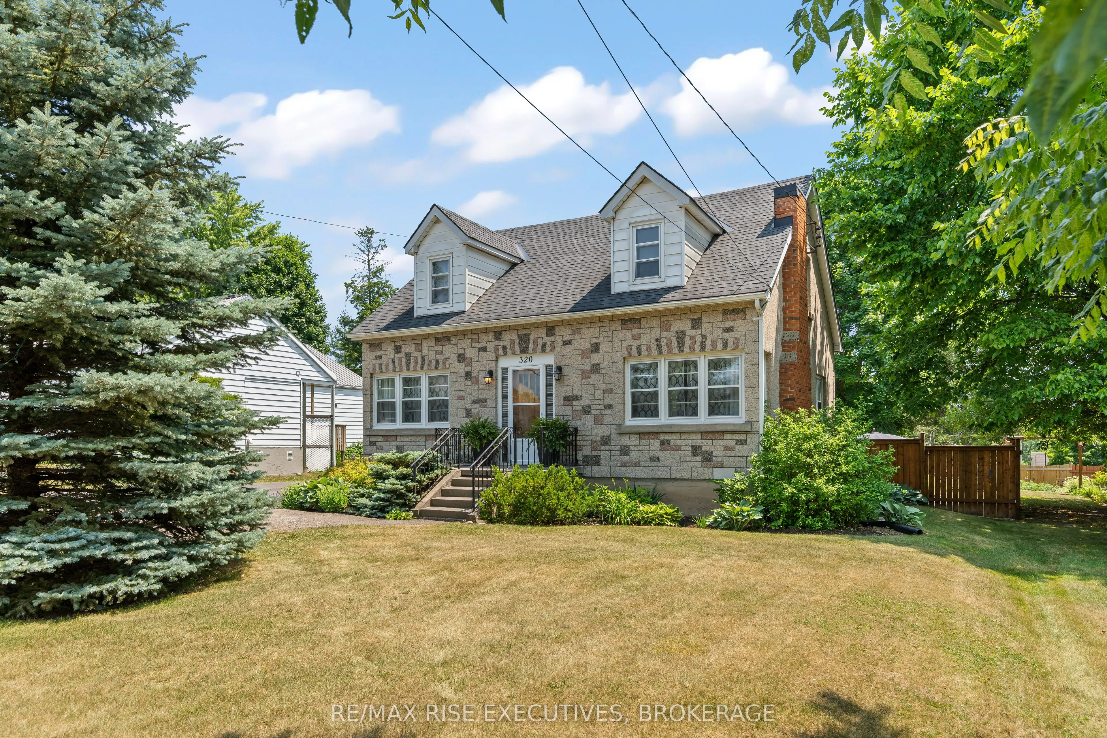 320 Dundas Street W