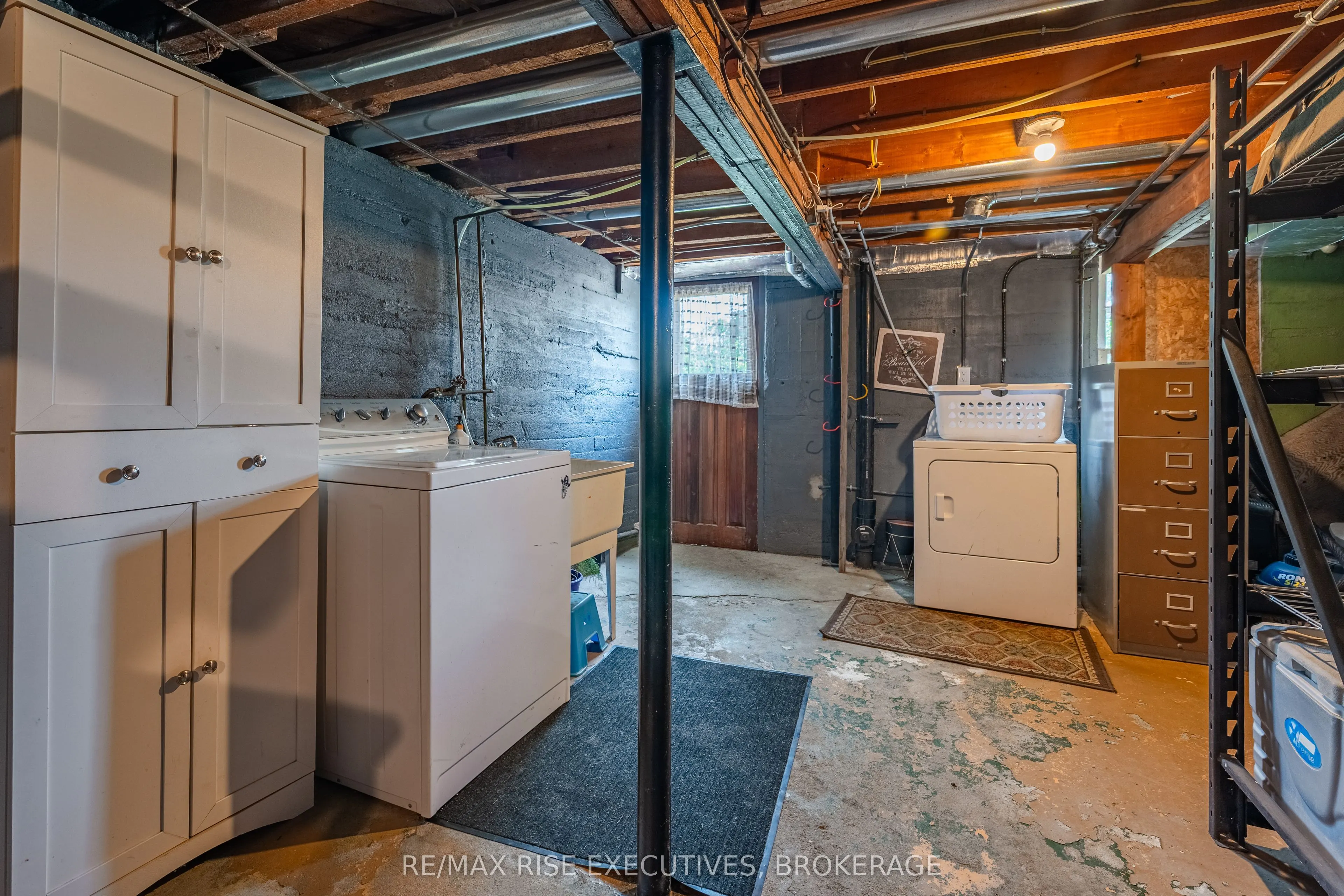320 Dundas Street W