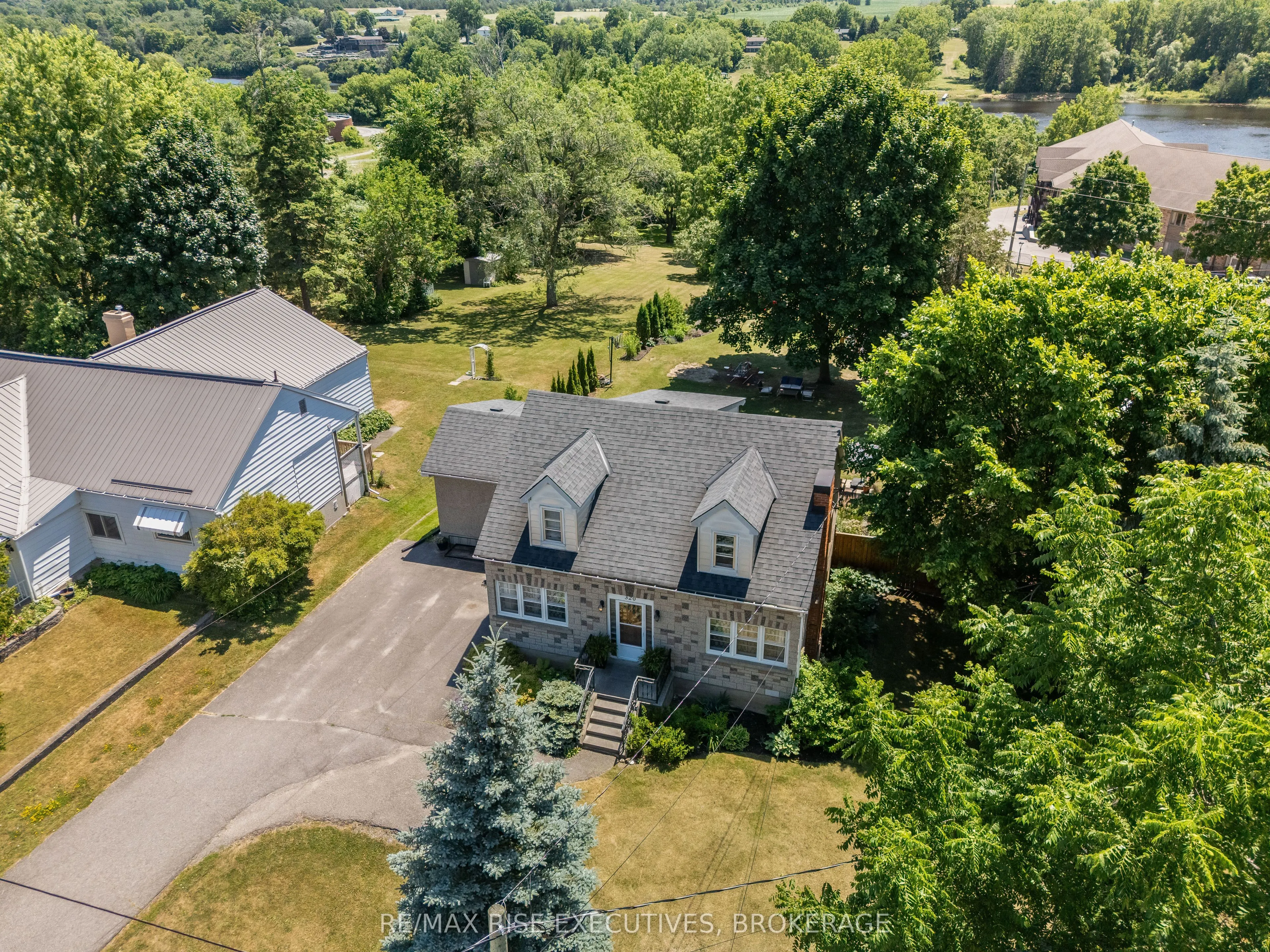 320 Dundas Street W