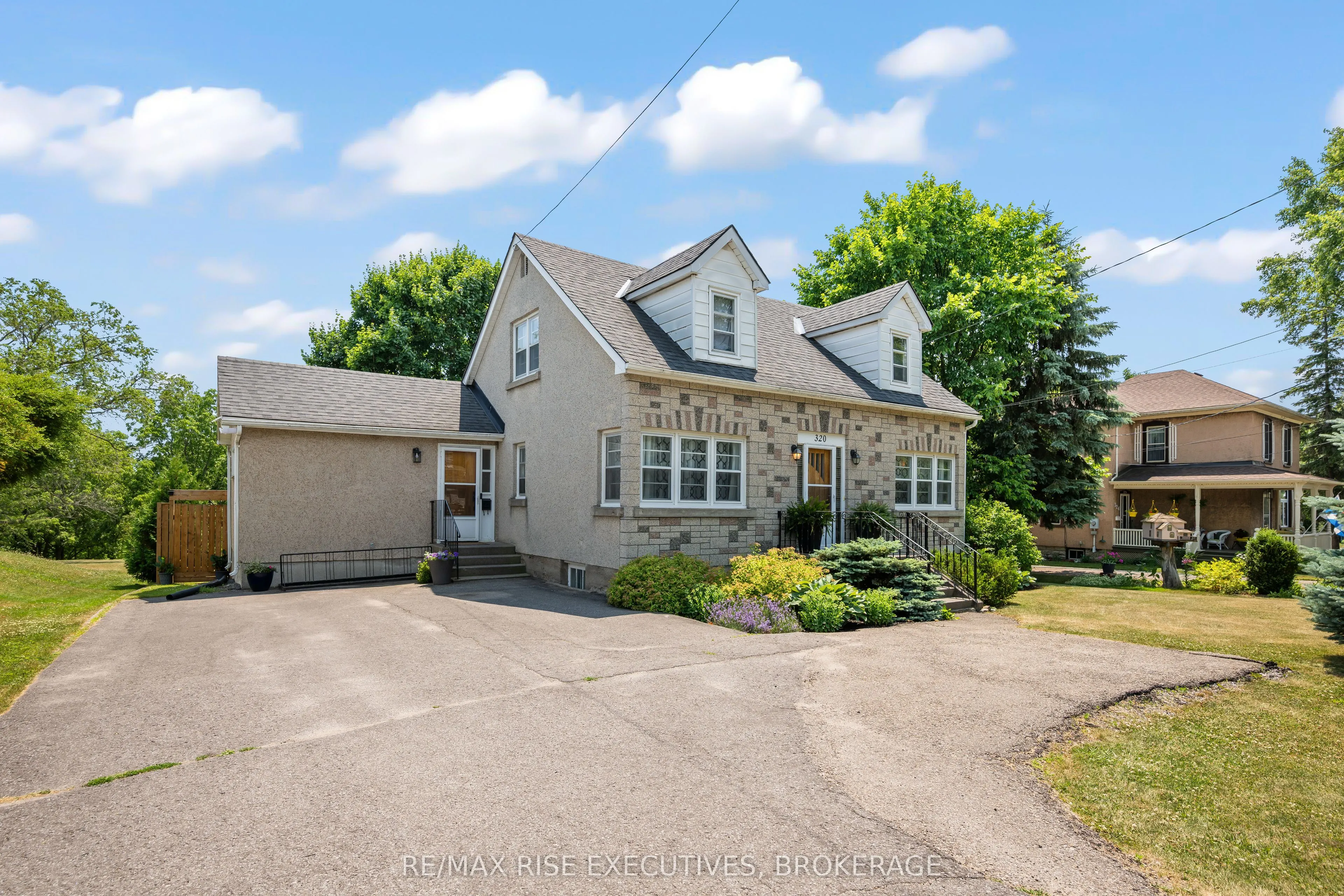 320 Dundas Street W
