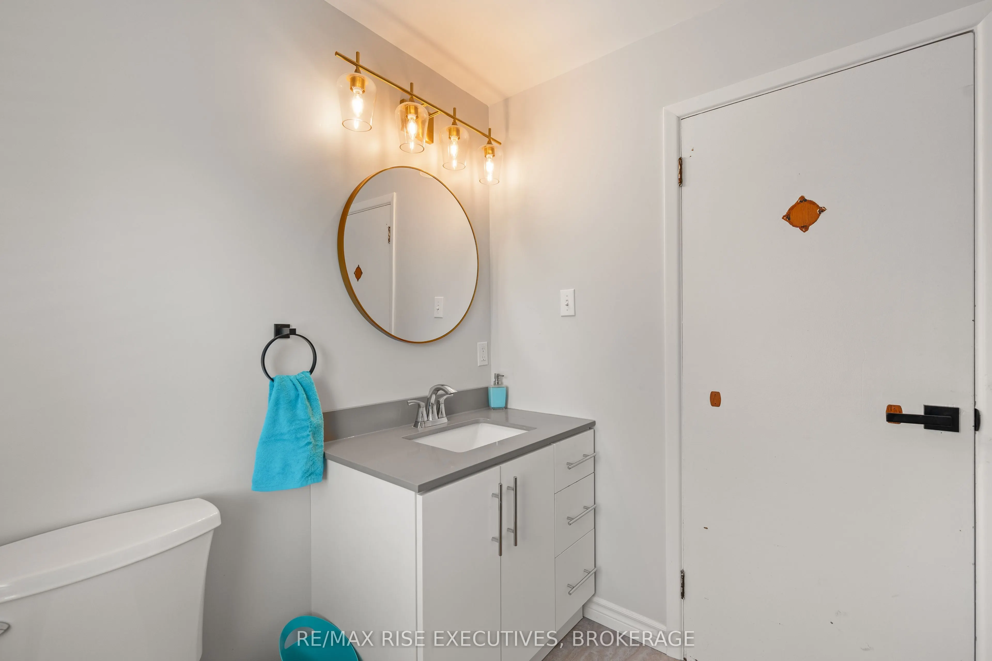 320 Dundas Street W