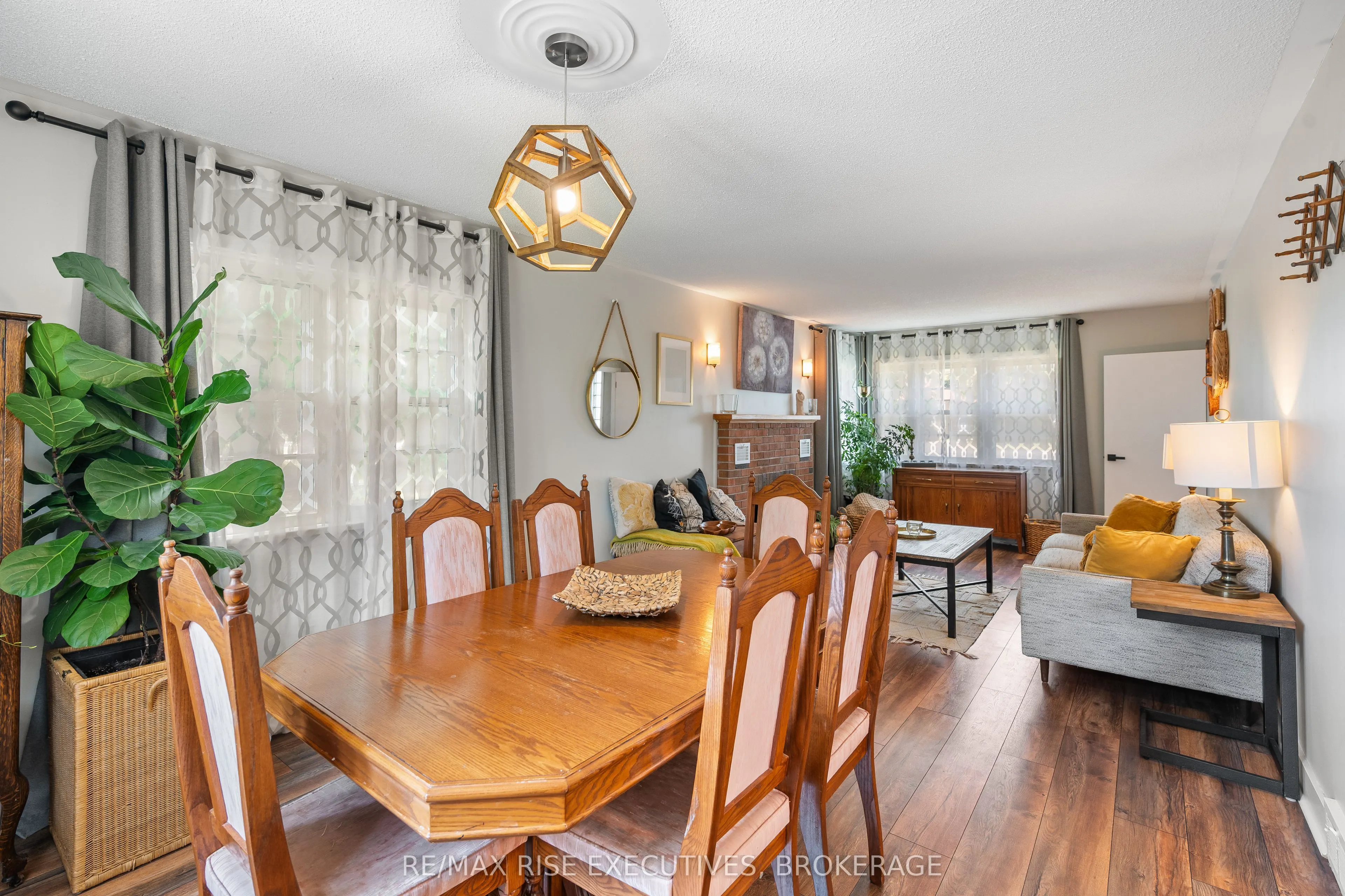 320 Dundas Street W