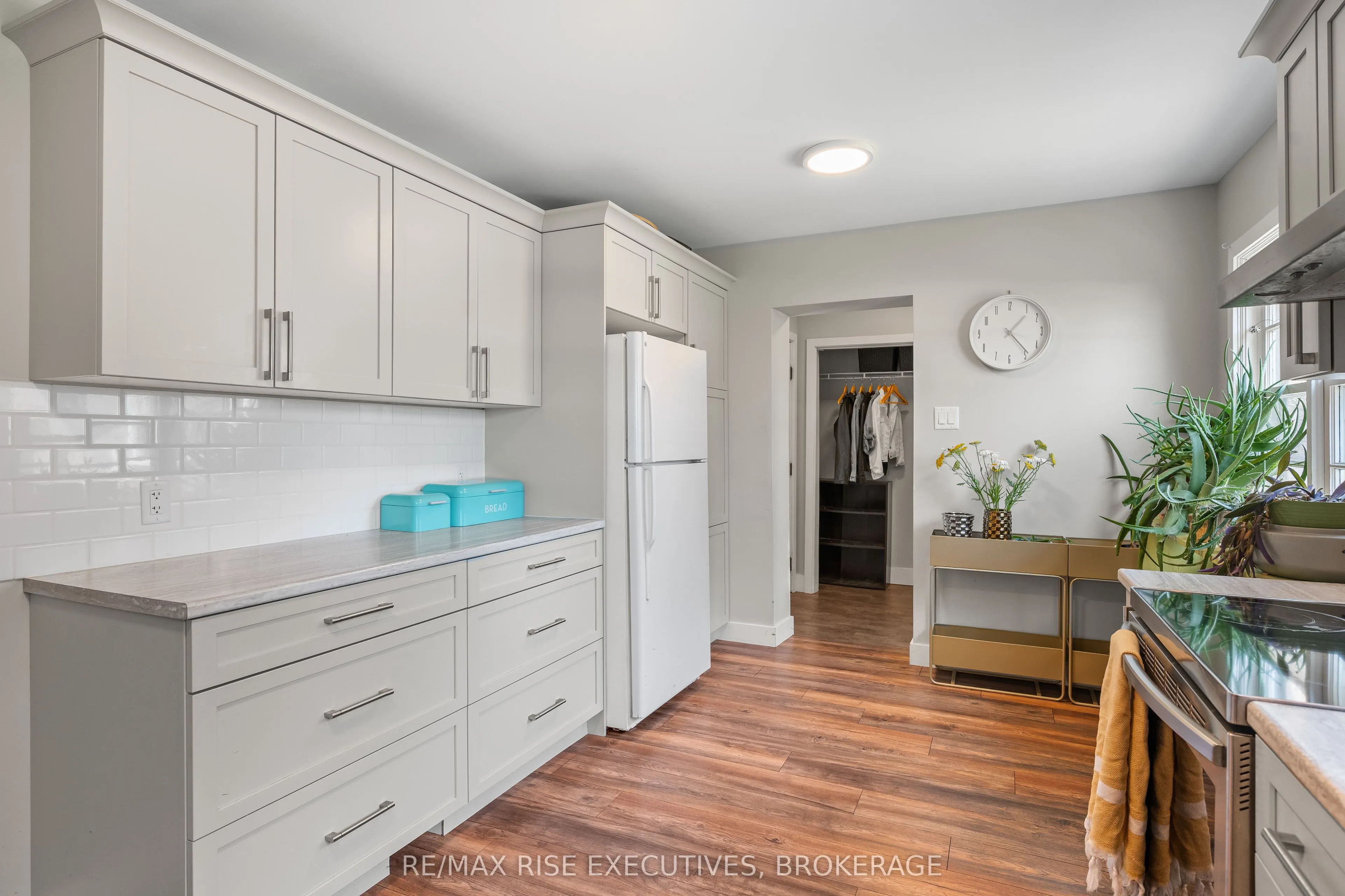 320 Dundas Street W