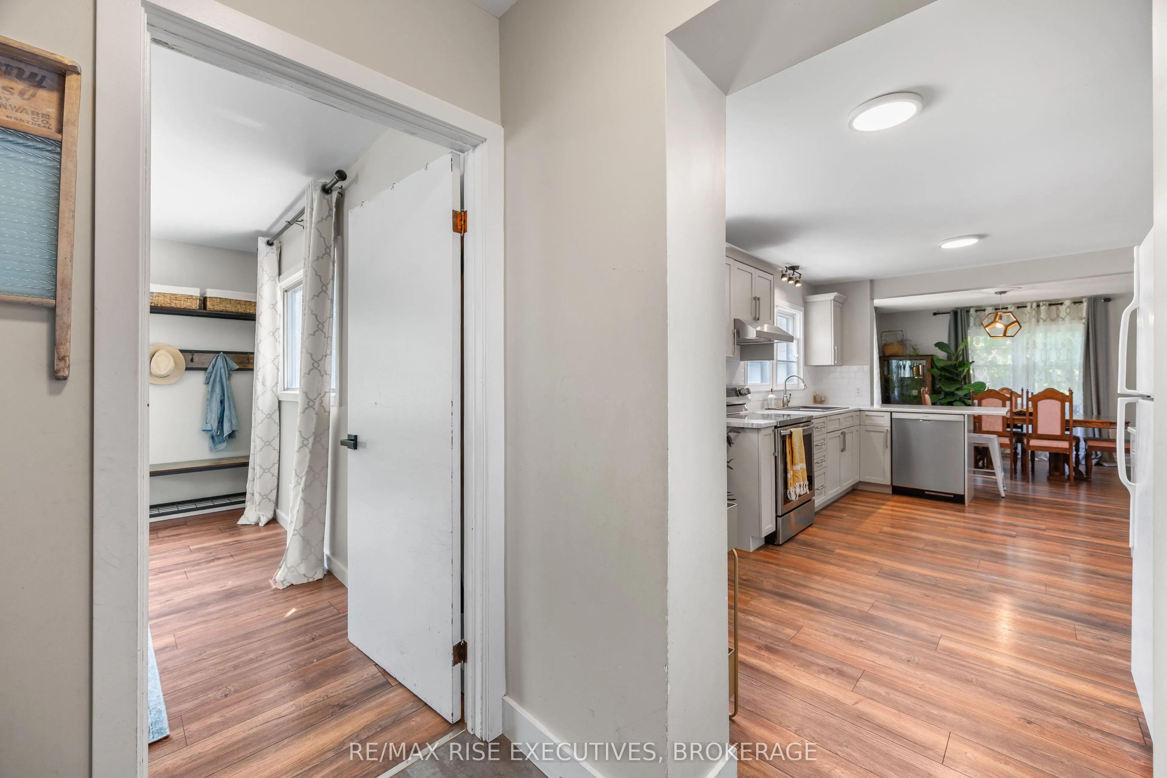 320 Dundas Street W