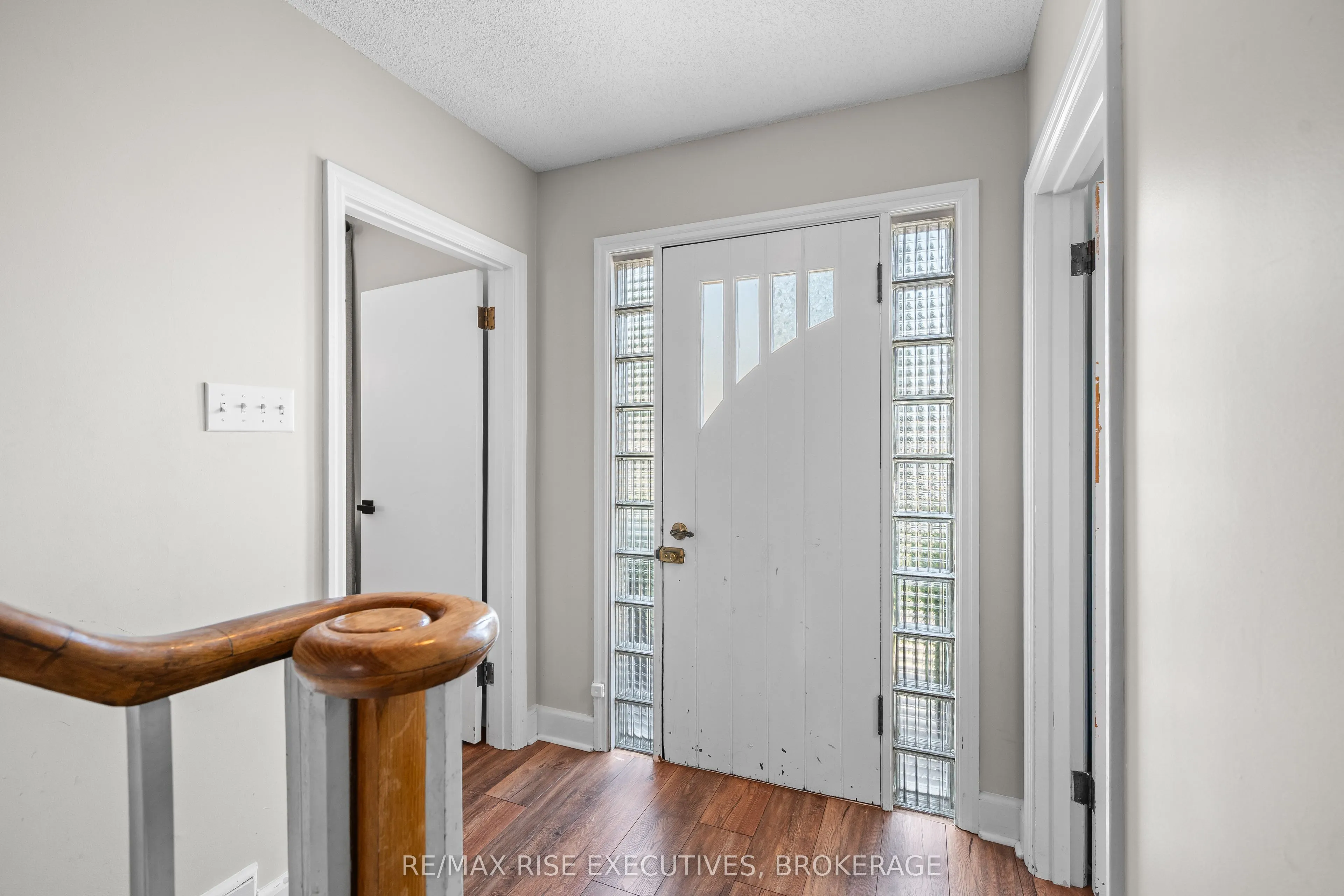 320 Dundas Street W