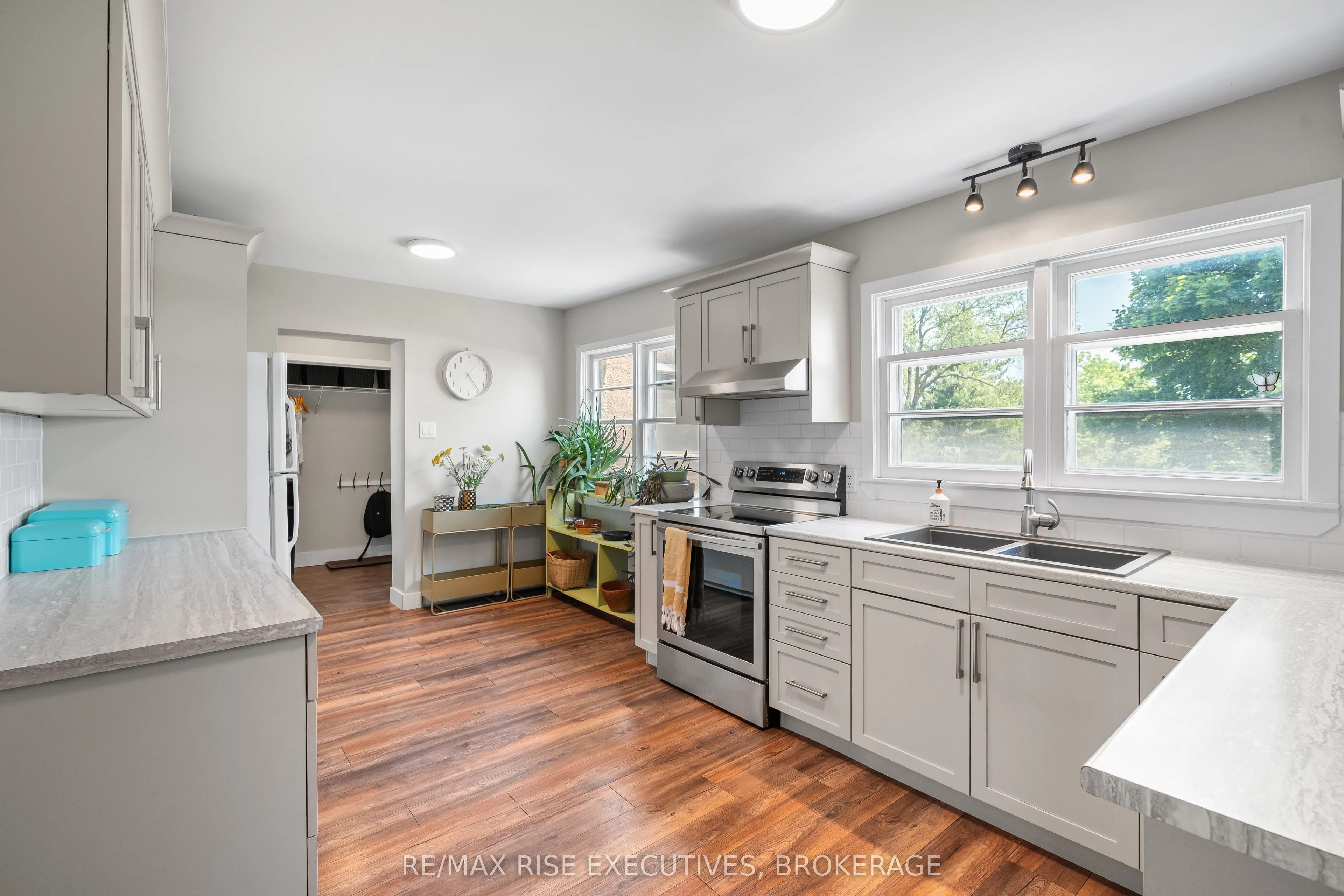 320 Dundas Street W