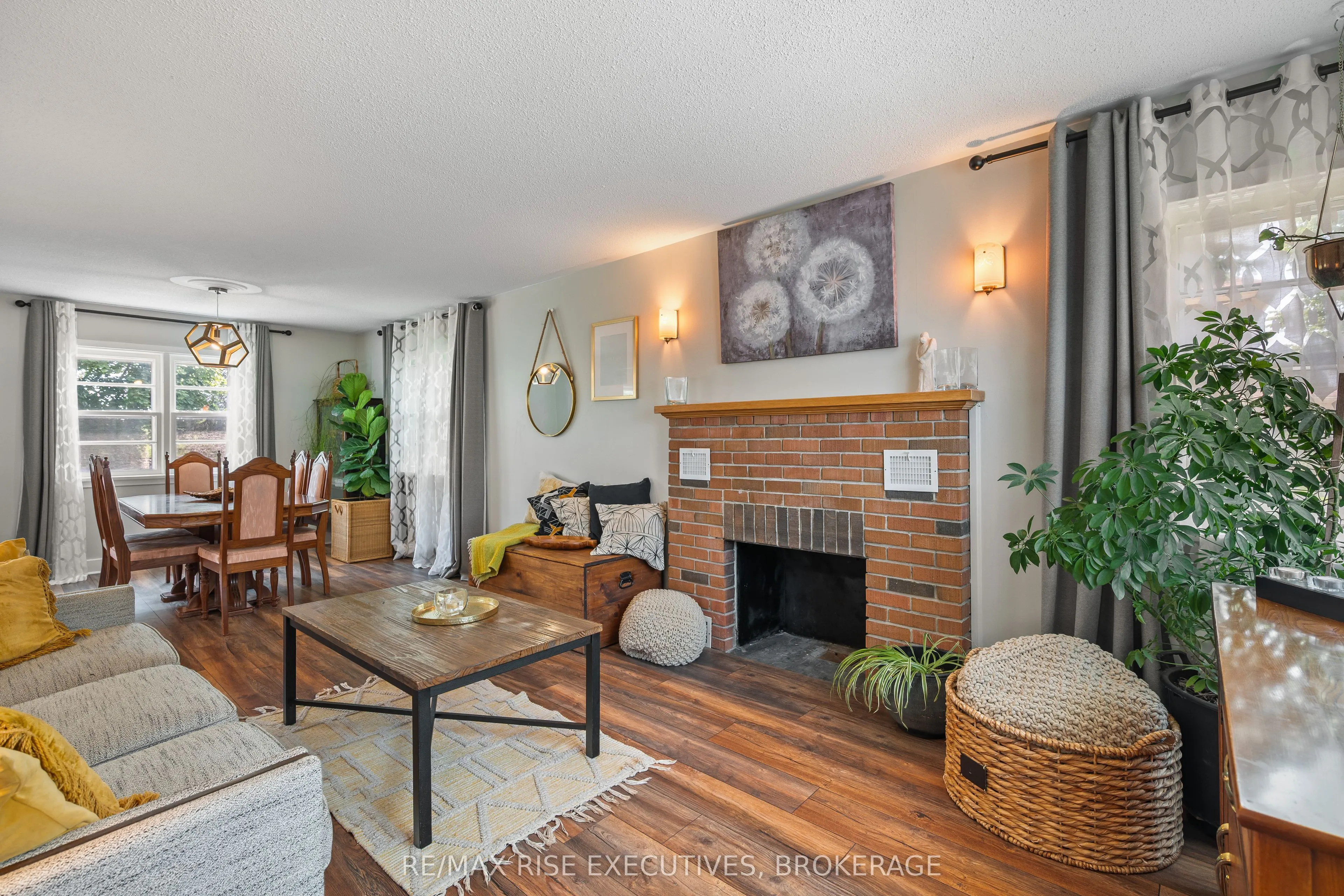 320 Dundas Street W