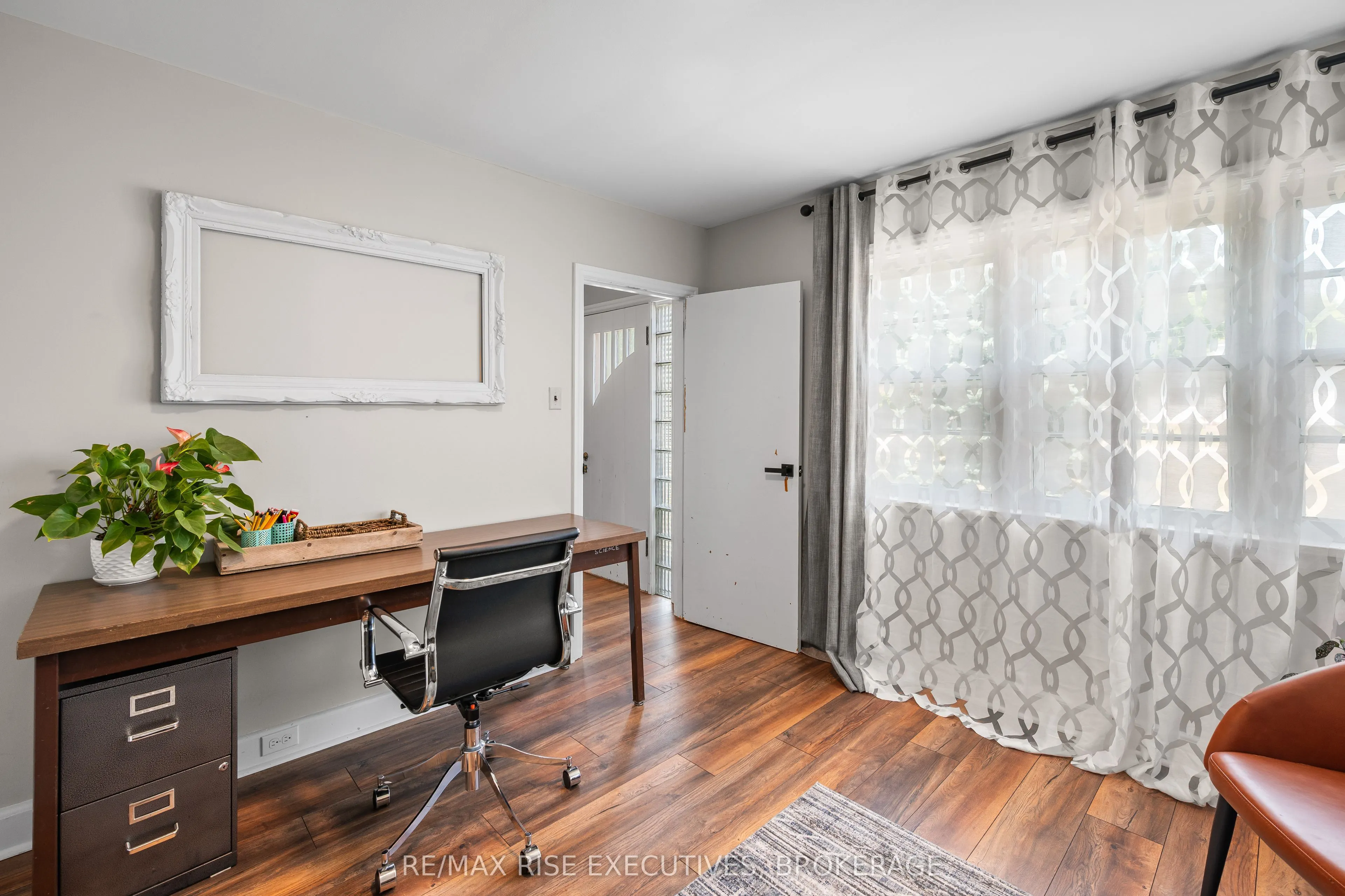 320 Dundas Street W