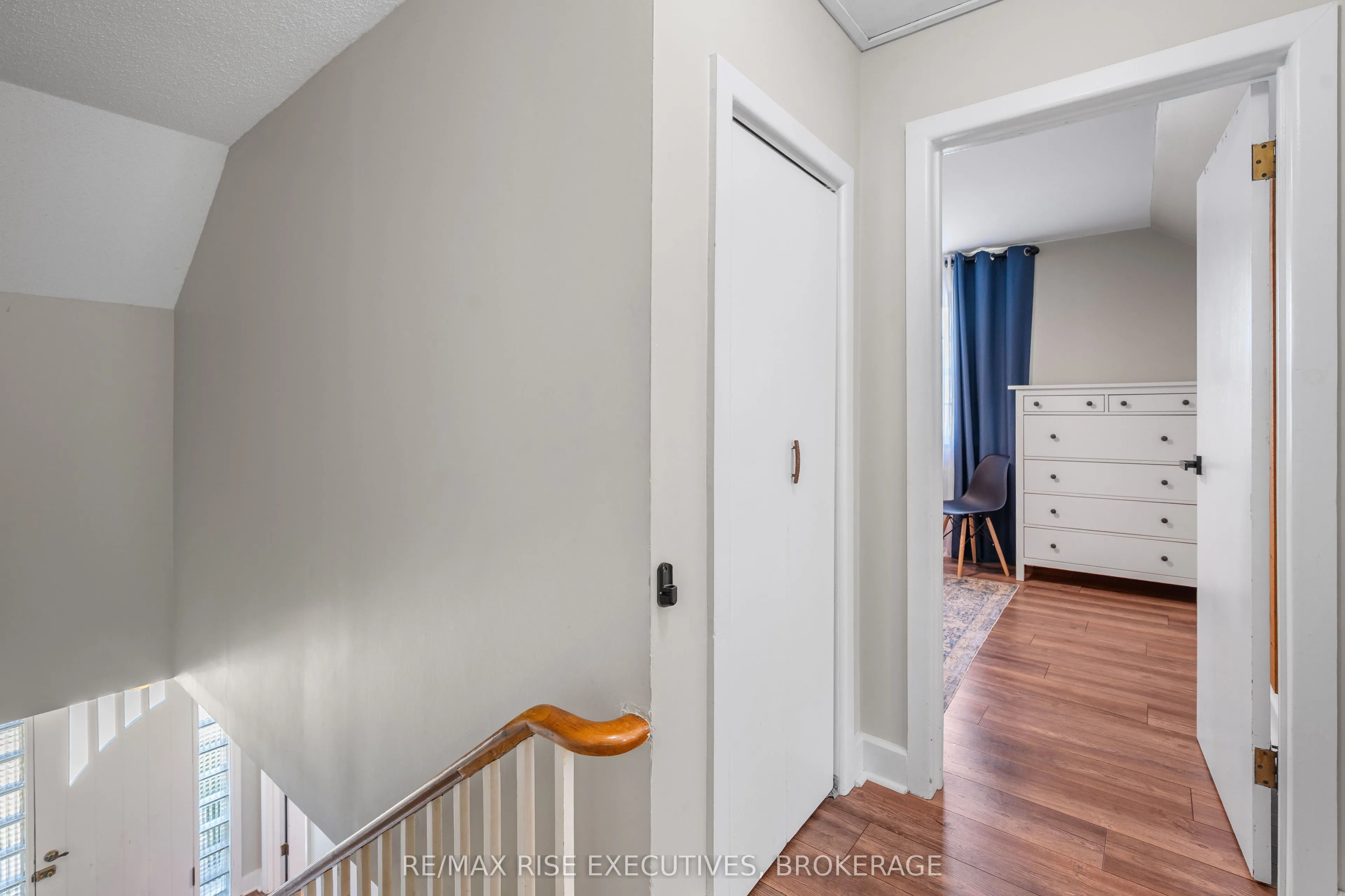 320 Dundas Street W