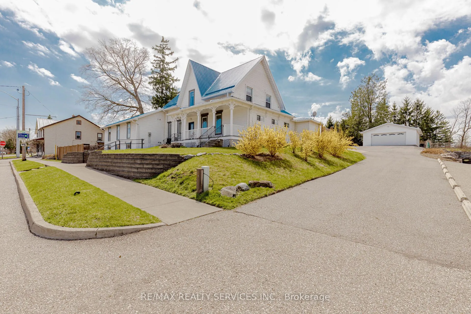 51 Simcoe Street N