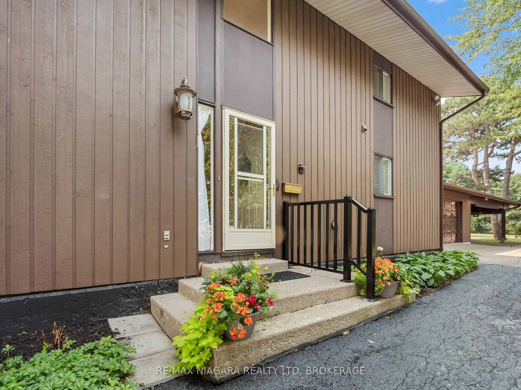 735 Niagara Boulevard