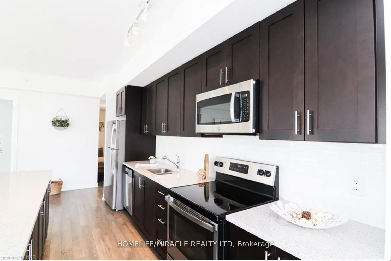 550 North Service Road, #208