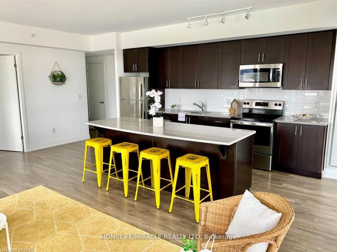 550 North Service Road, #208