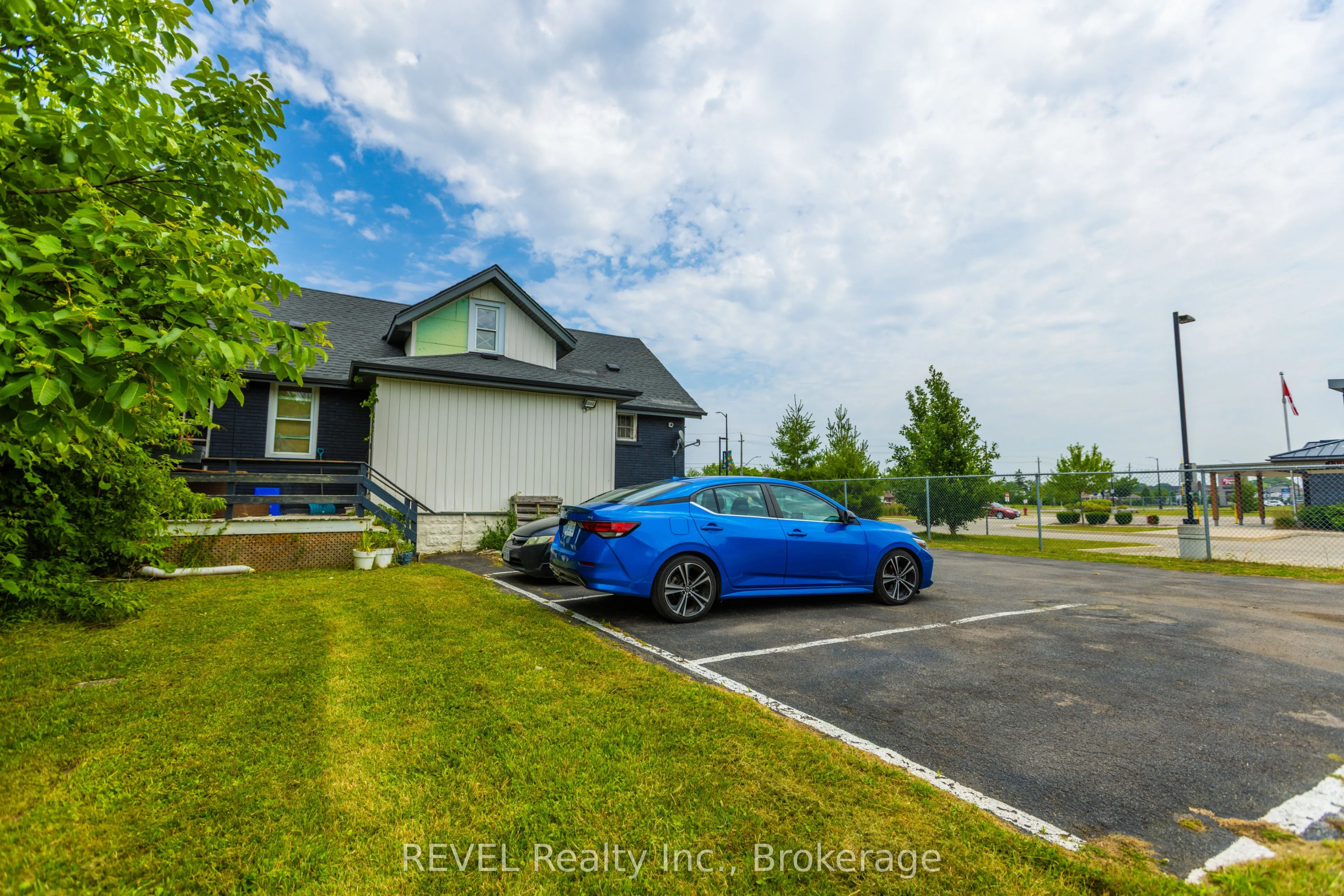 8568 Lundys Lane