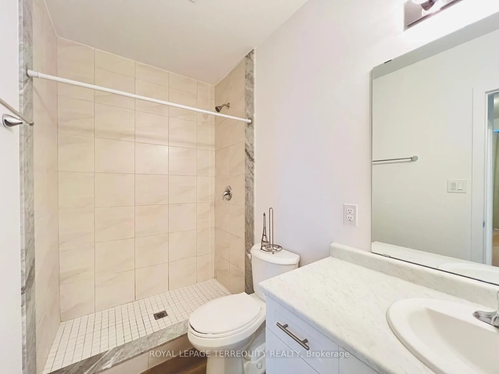 470 Dundas Street E, #117