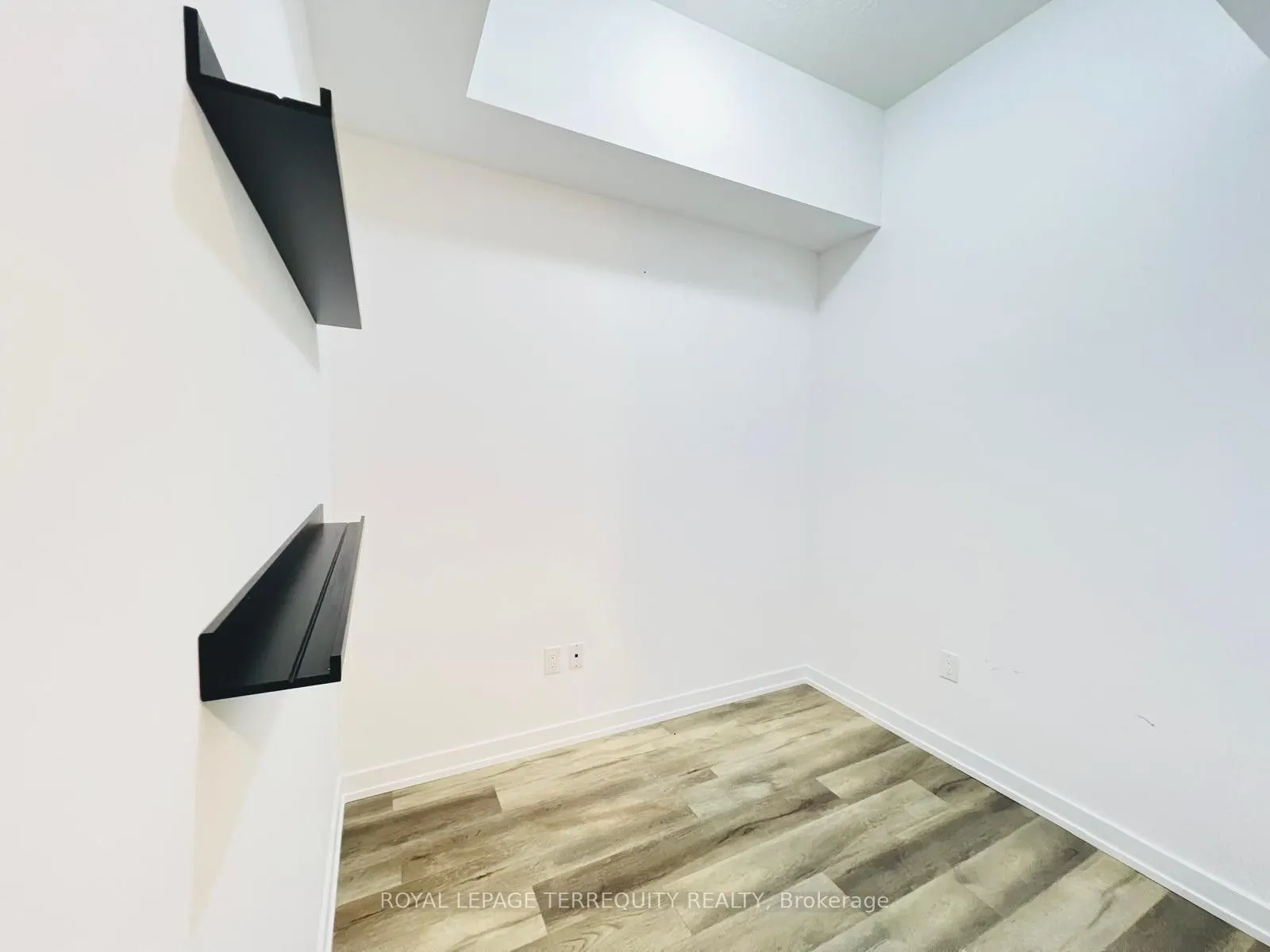 470 Dundas Street E, #117