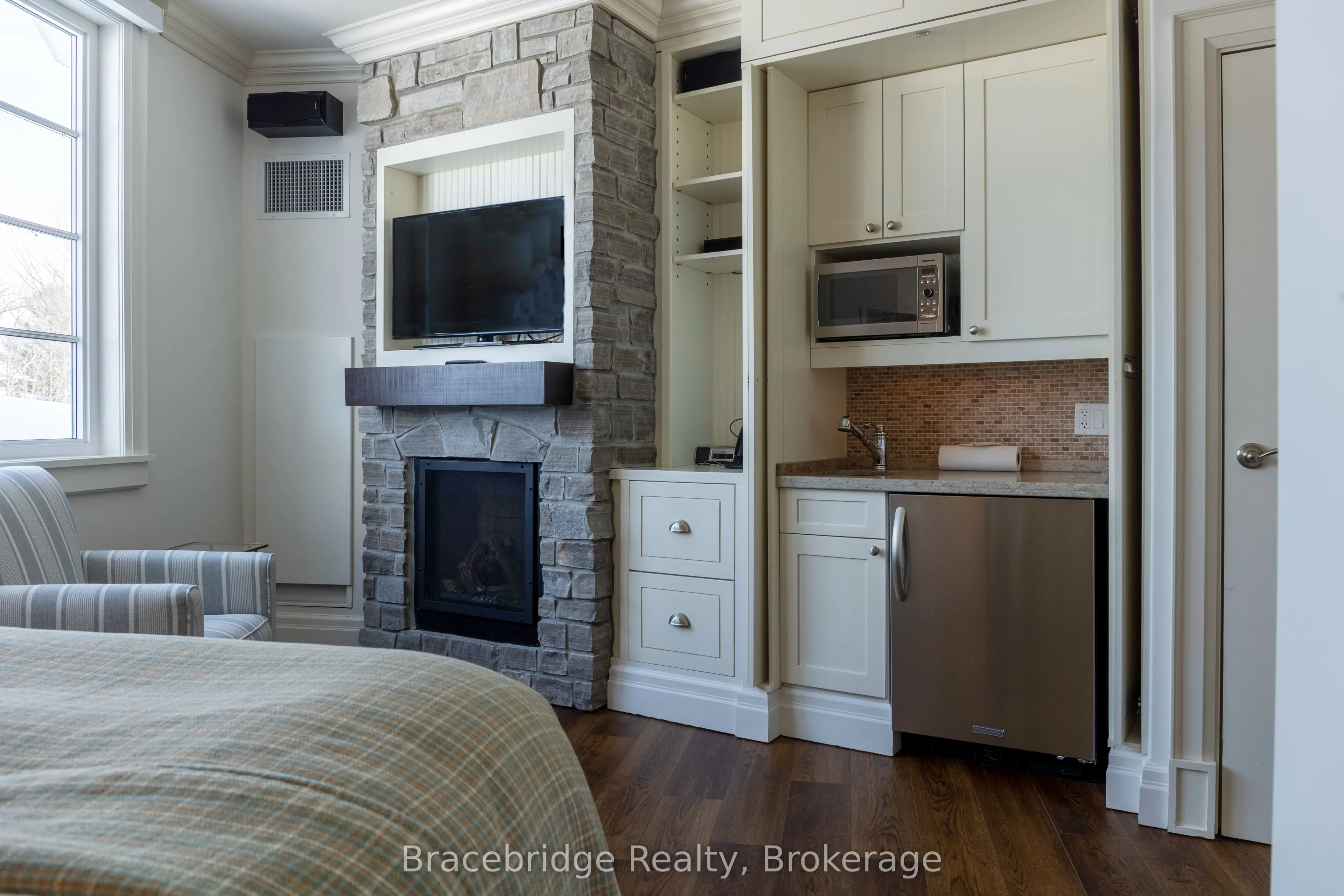 1869 Muskoka 118 Highway W, #L205-B1