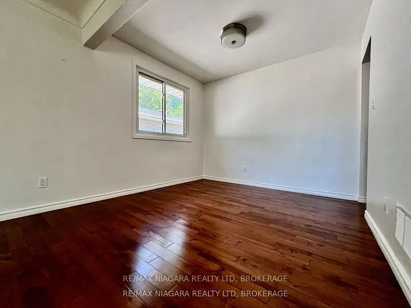 7253 Thornhill Crescent, #Main
