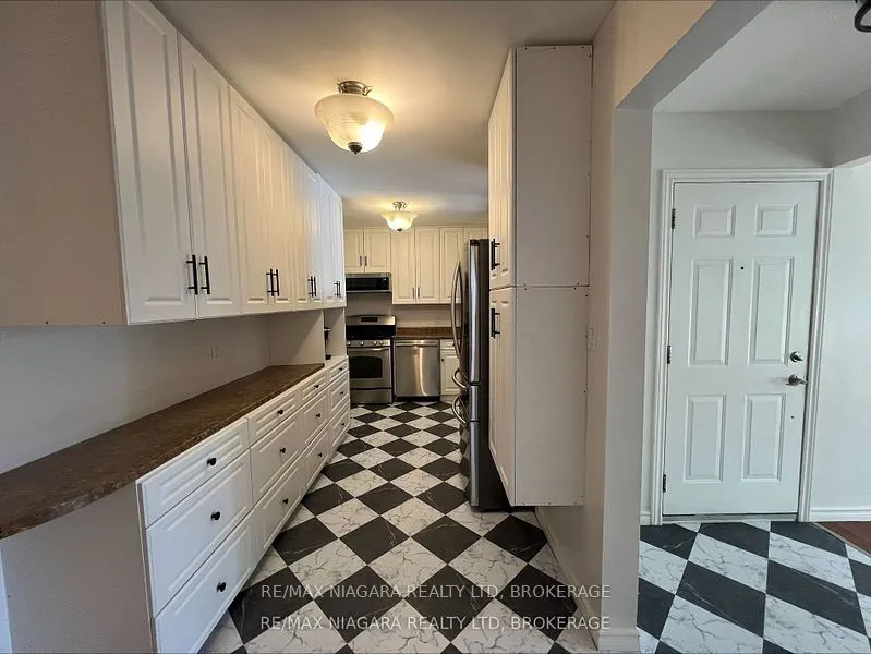 7253 Thornhill Crescent, #Main