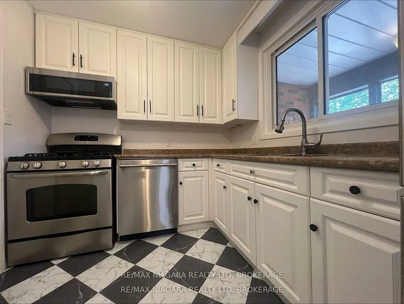 7253 Thornhill Crescent, #Main