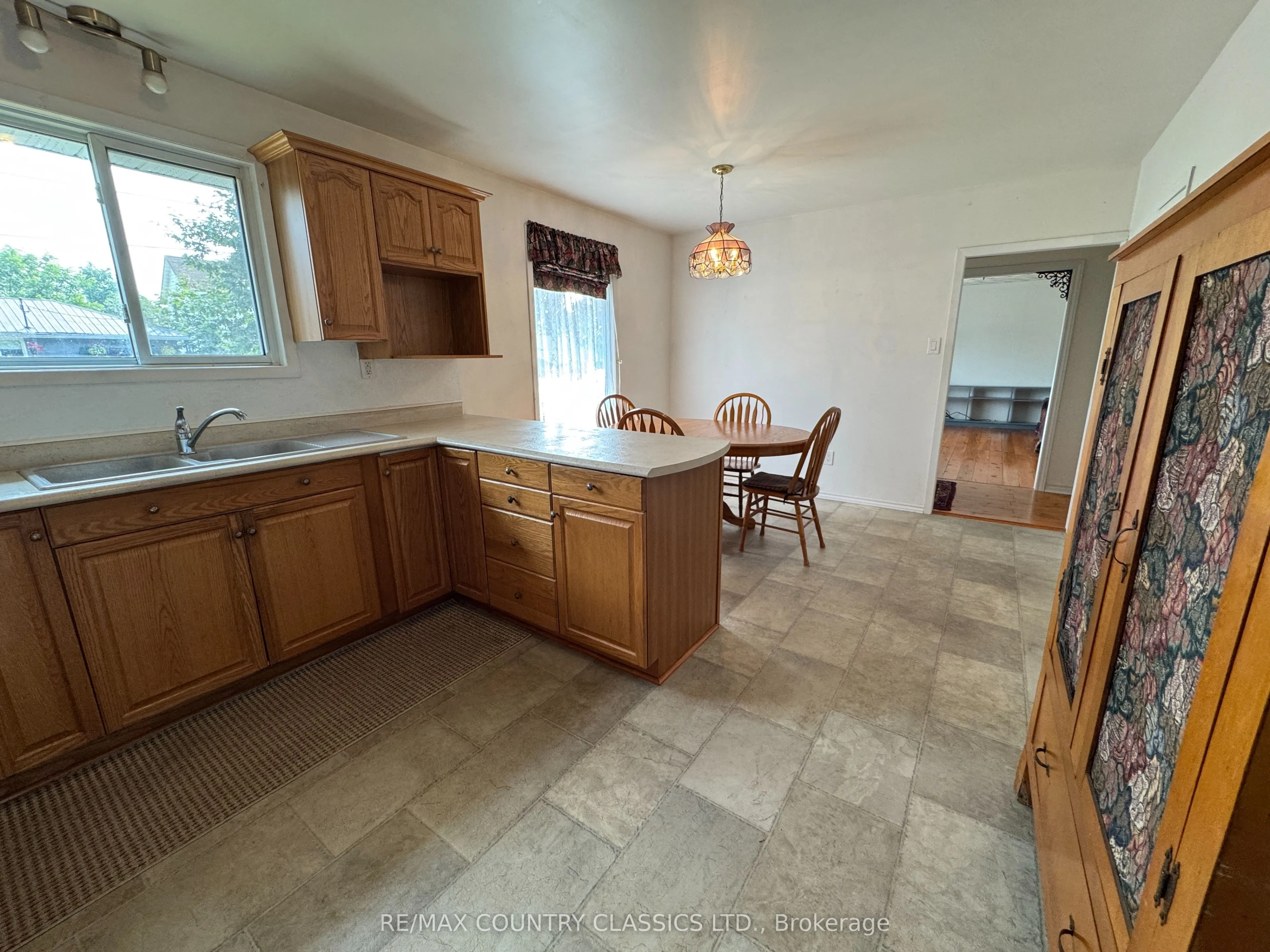 18 Sherbourne Street S