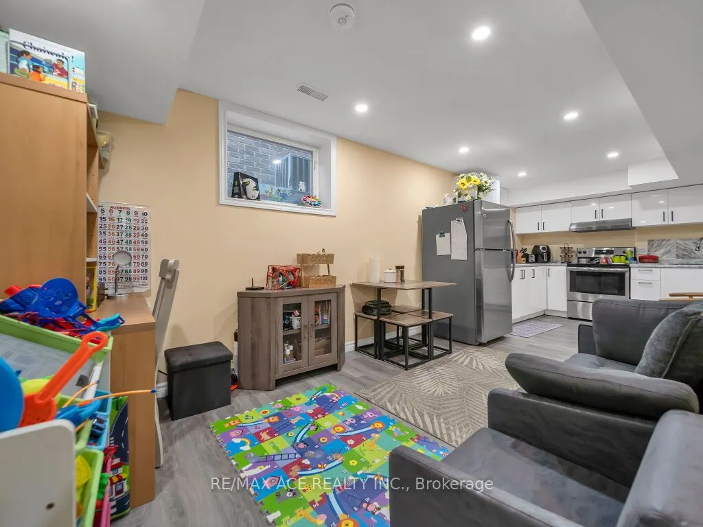 160 Kemp Crescent E