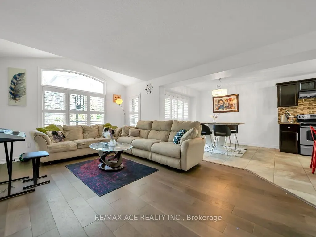 160 Kemp Crescent E