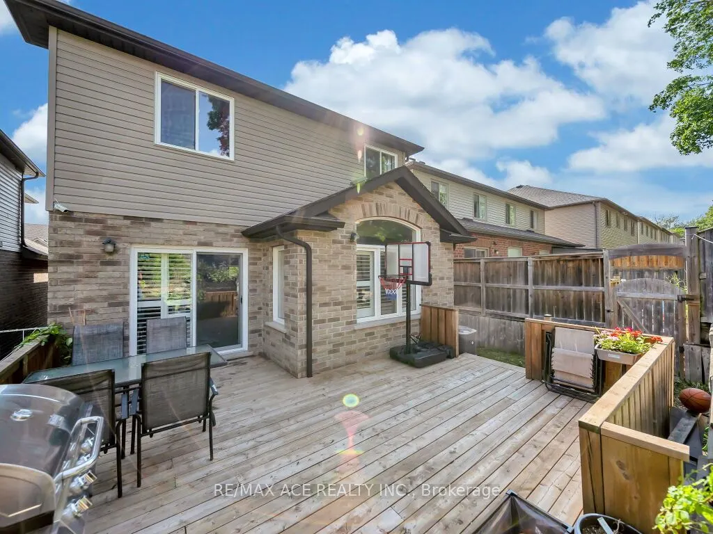 160 Kemp Crescent E