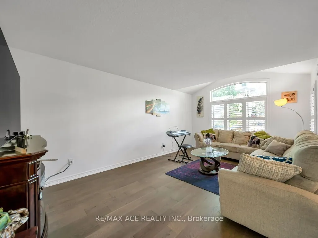 160 Kemp Crescent E