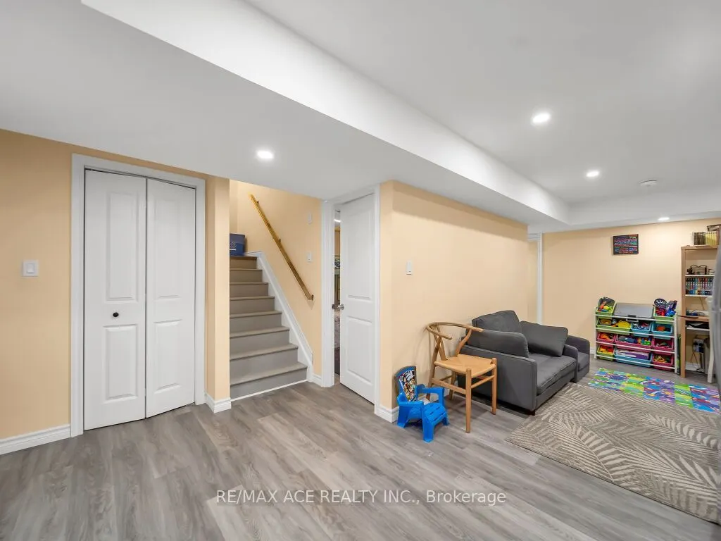 160 Kemp Crescent E