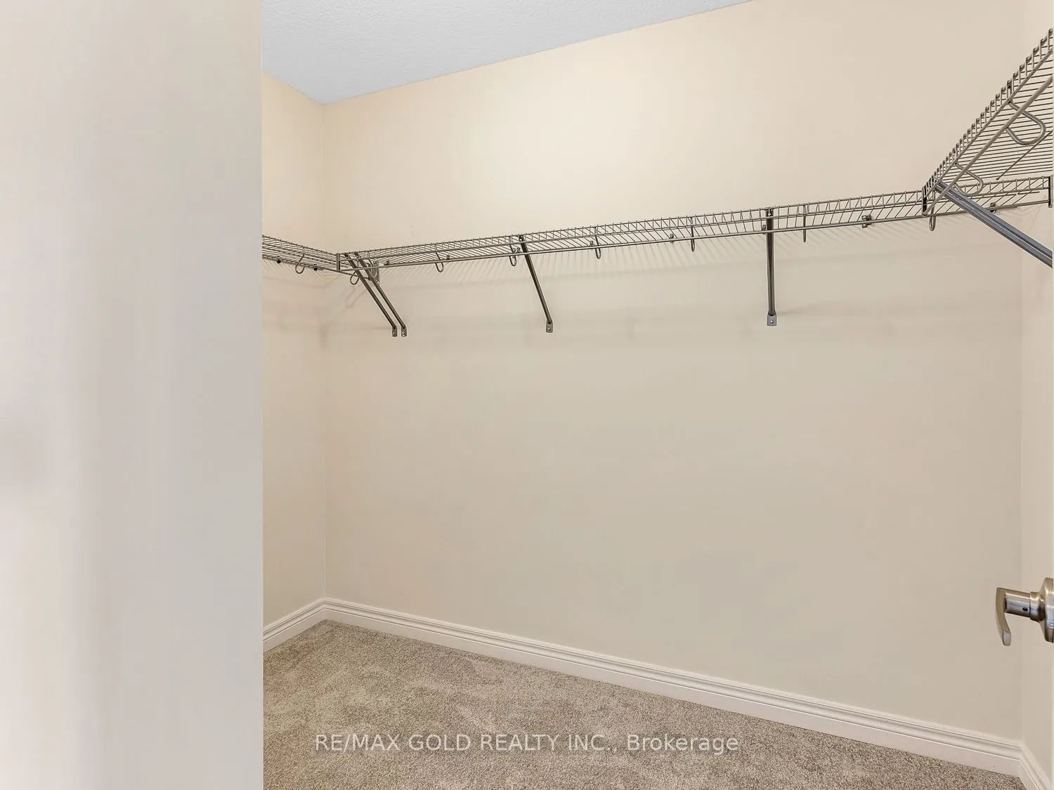 93 PINOT Crescent